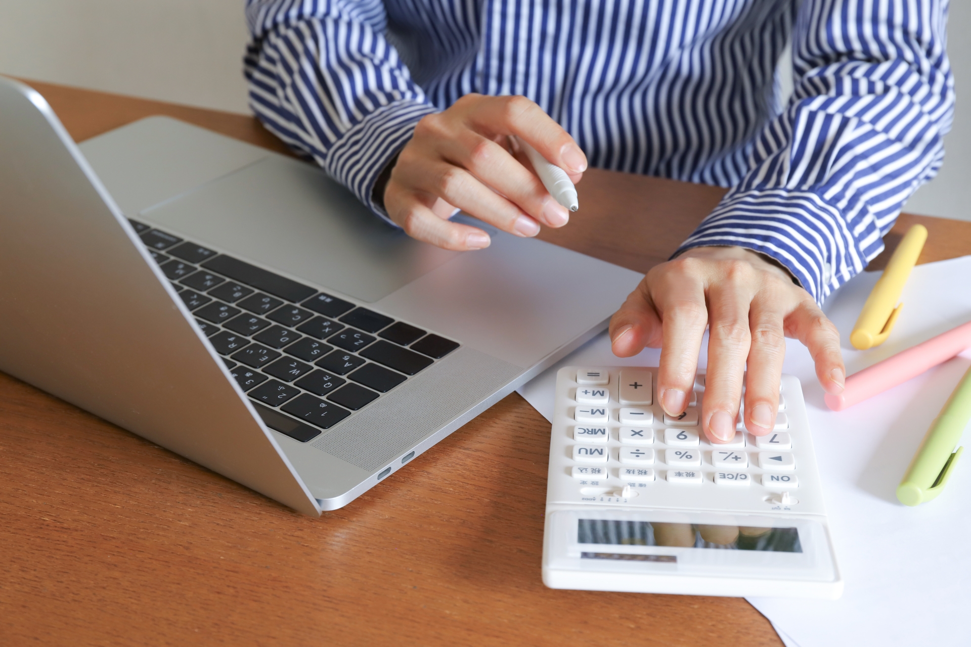 計算機を使う手元