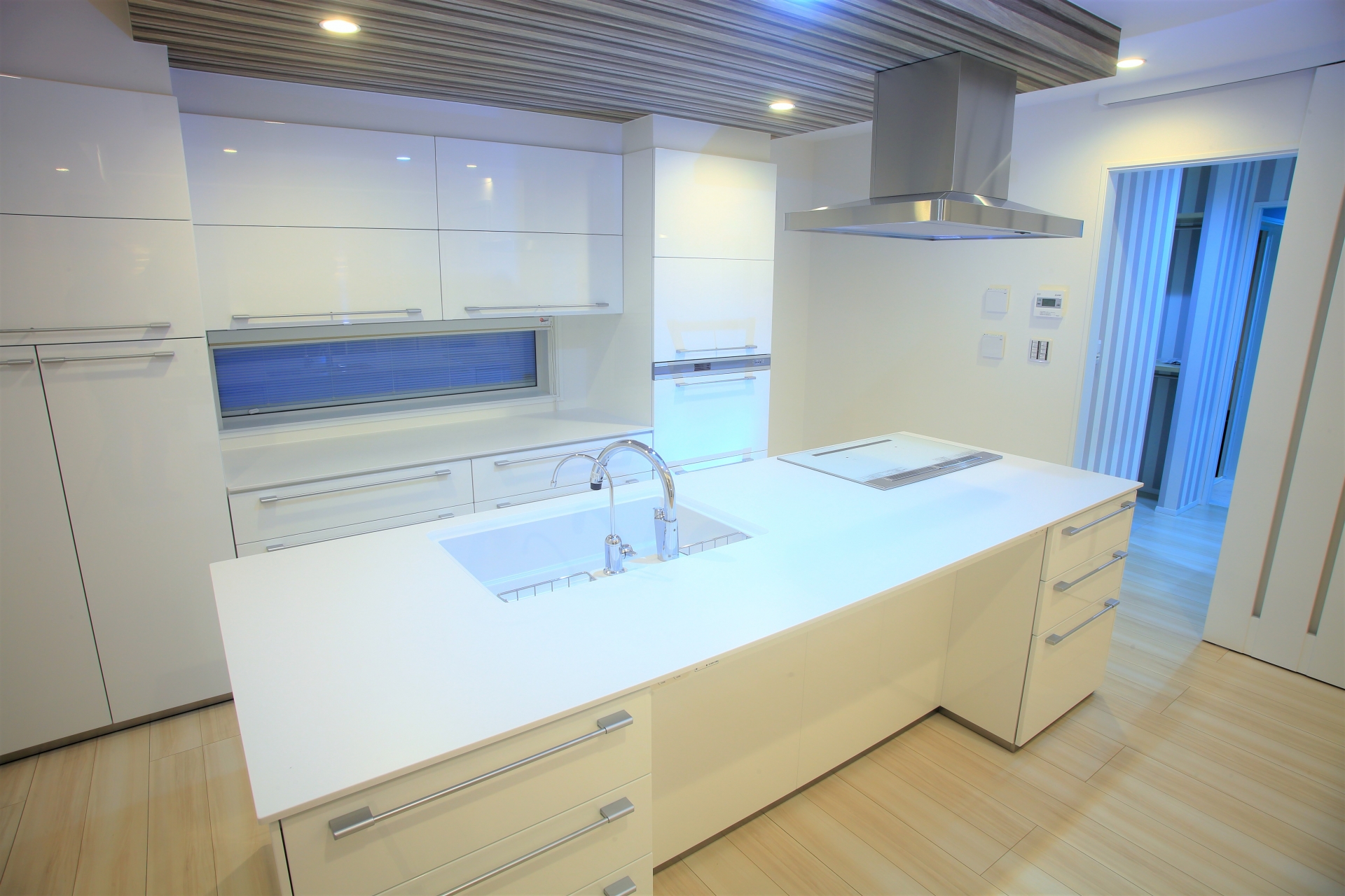 インテリア　白いキッチン　オール電化住宅