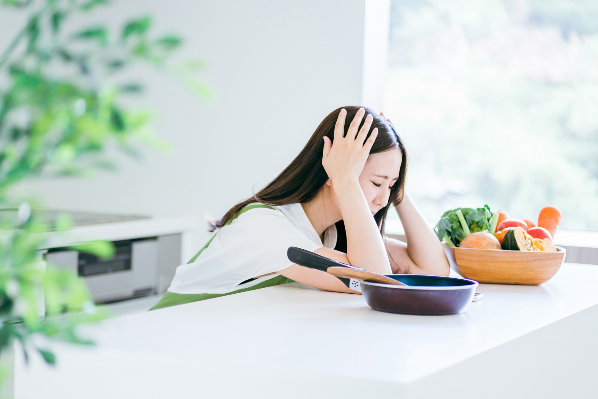 頭を抱える女性