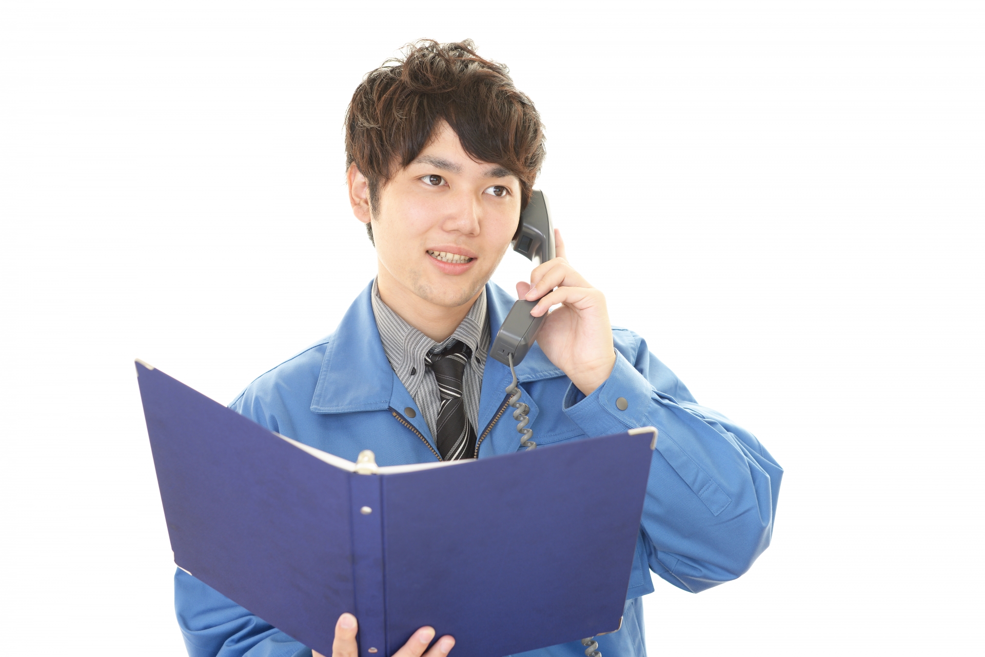 電話応対をする男性労働者