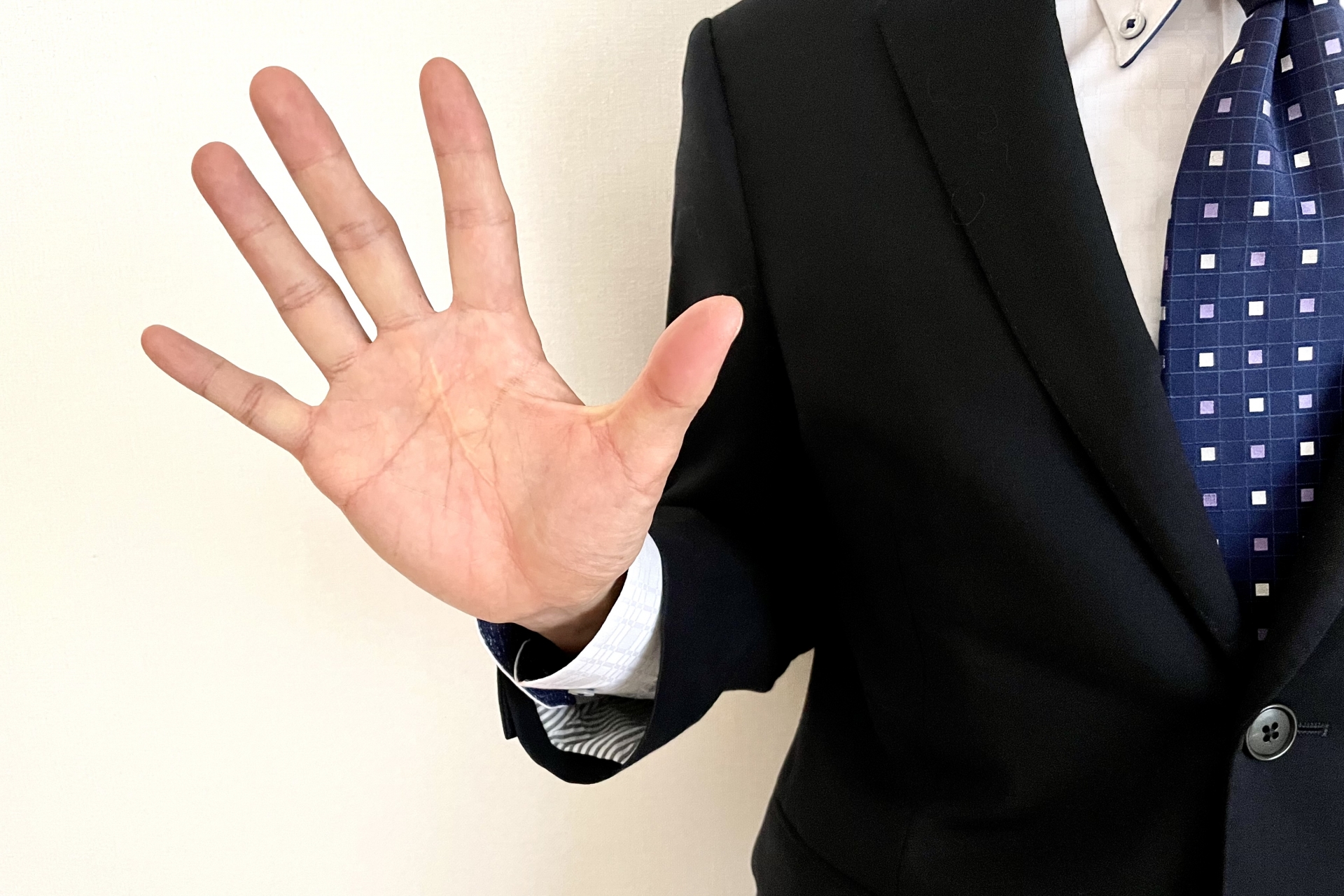五本指を立てるビジネスマン