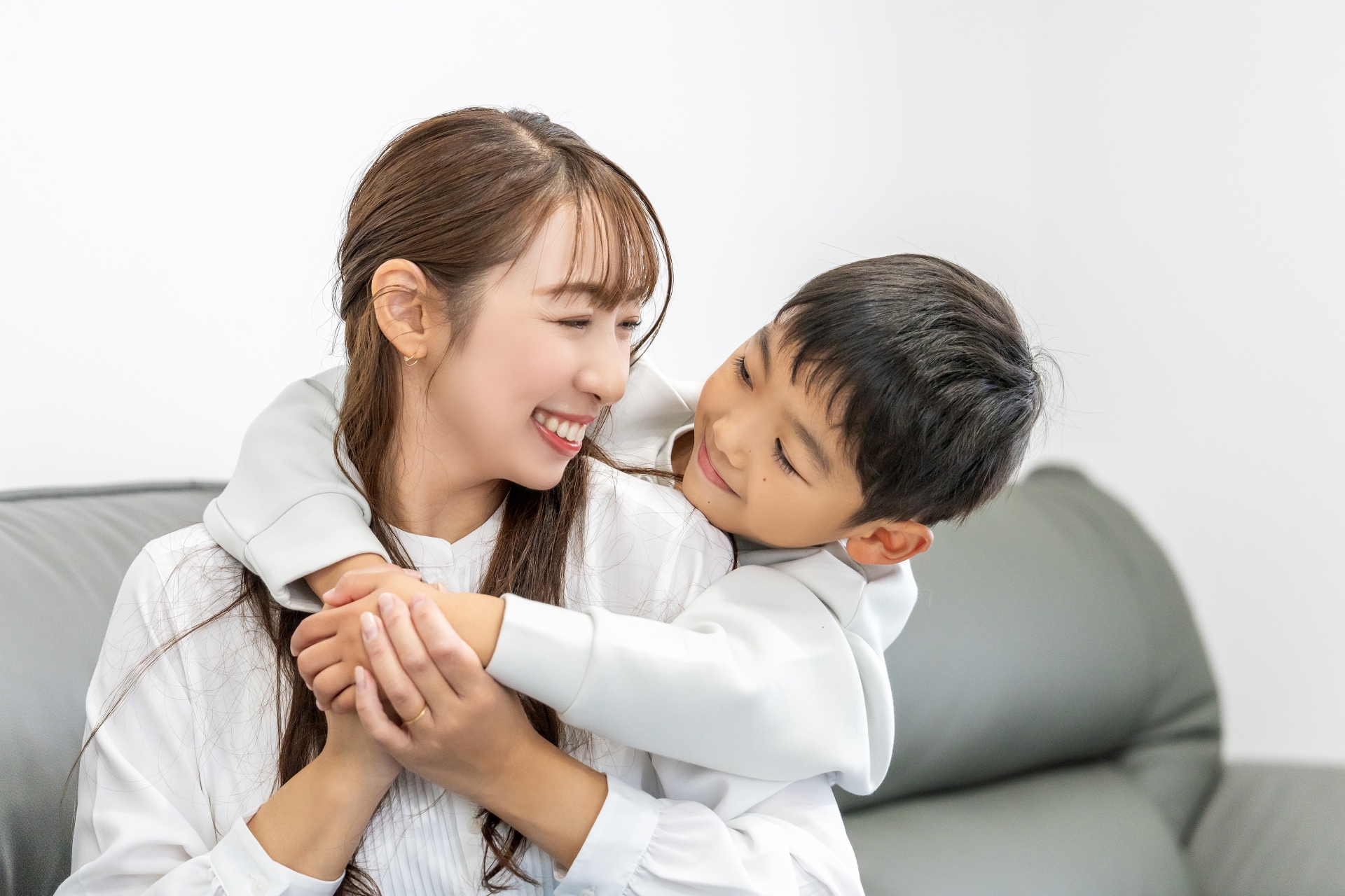 母親に抱きつく男の子