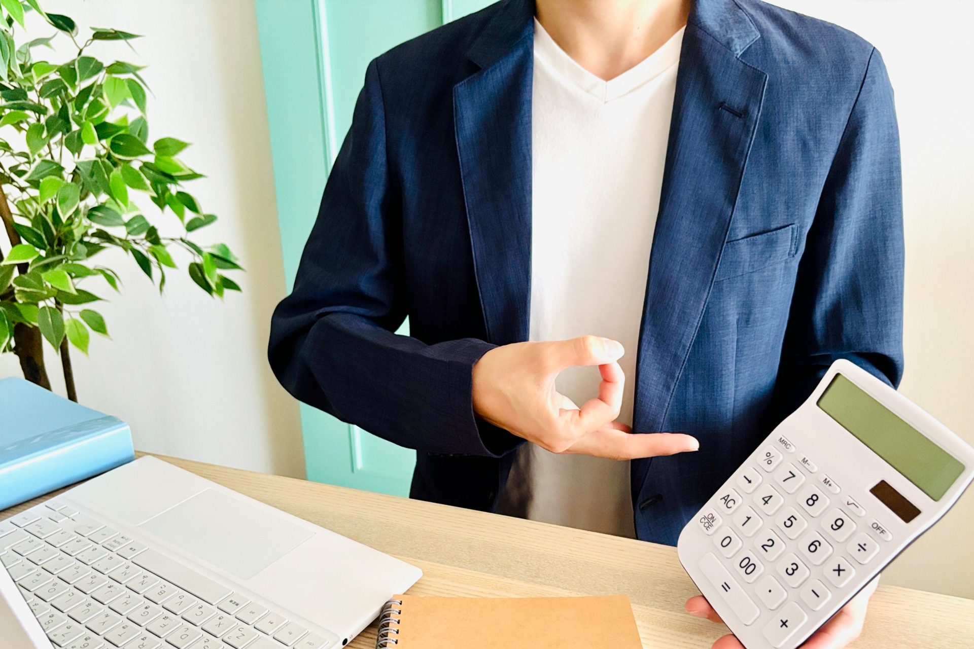 お金を儲ける方法を伝授するビジネスマン