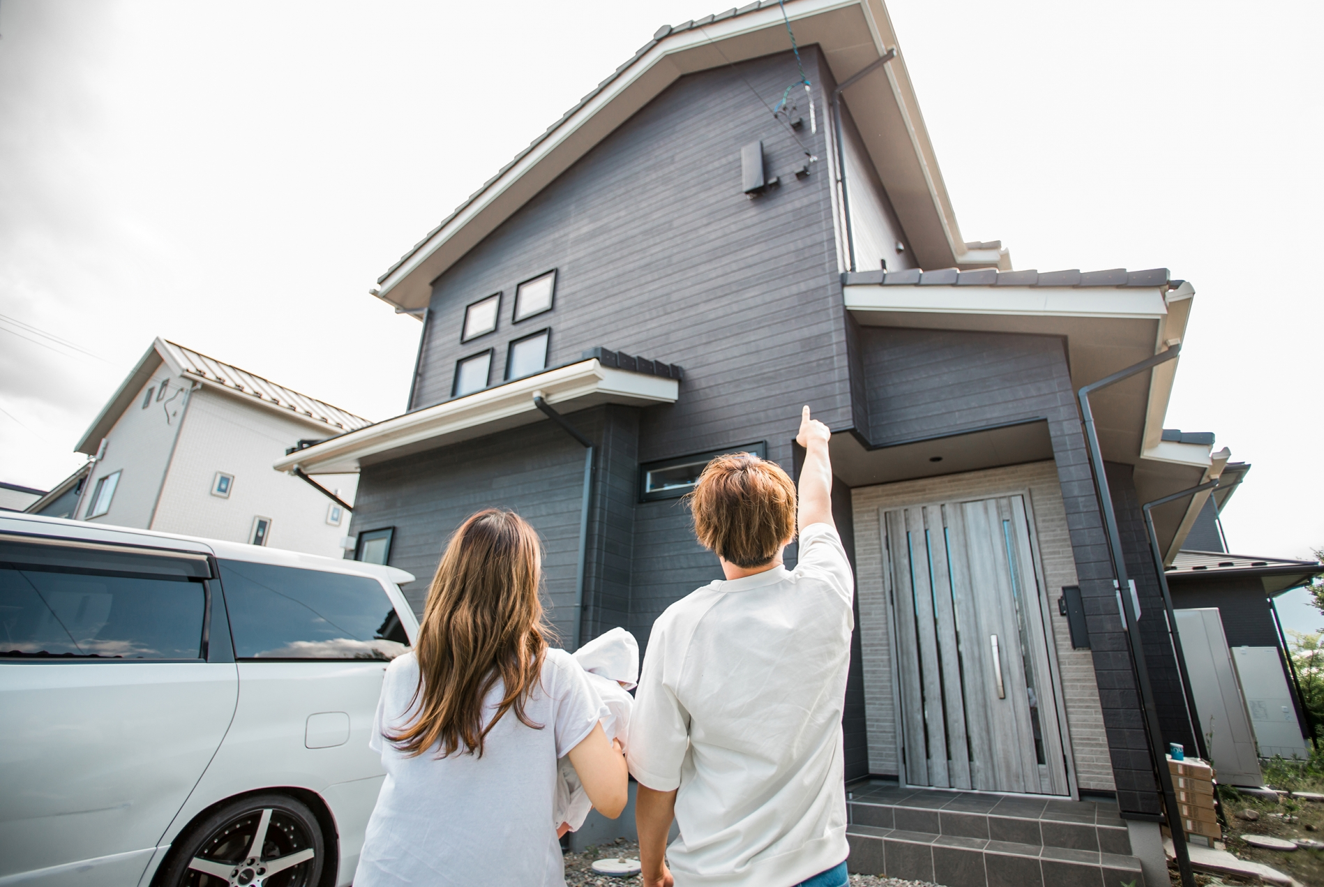 新築を建てた家族