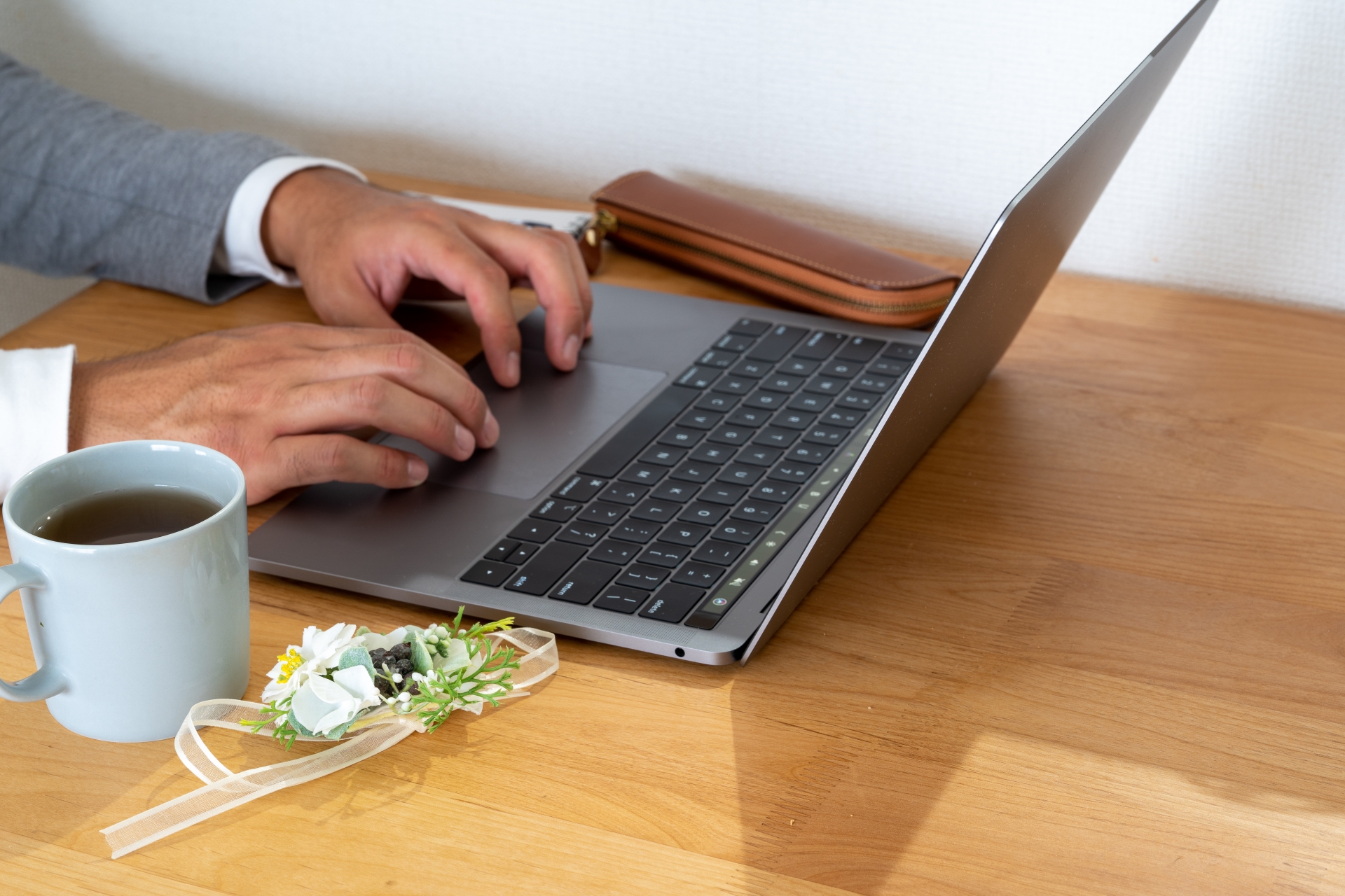 ノートパソコンと手元