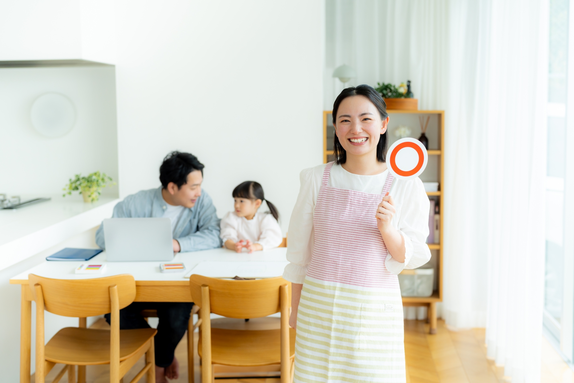 リビングで丸プレートを出すママ