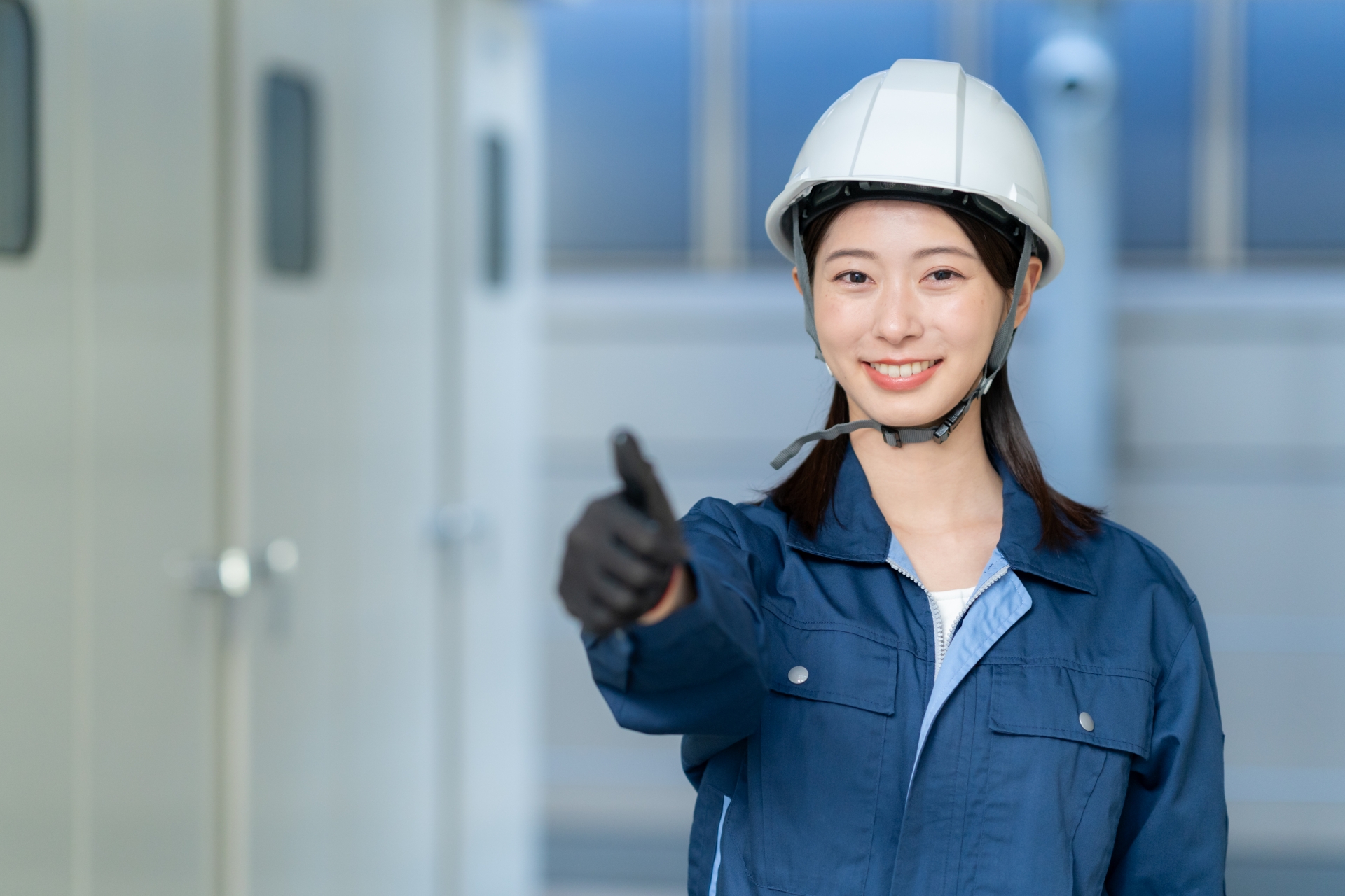 ビルメンテナンスする女性のエンジニア