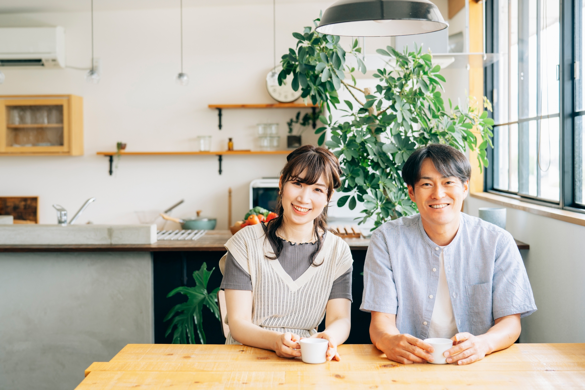 おしゃれ空間でコーヒーを飲む男女
