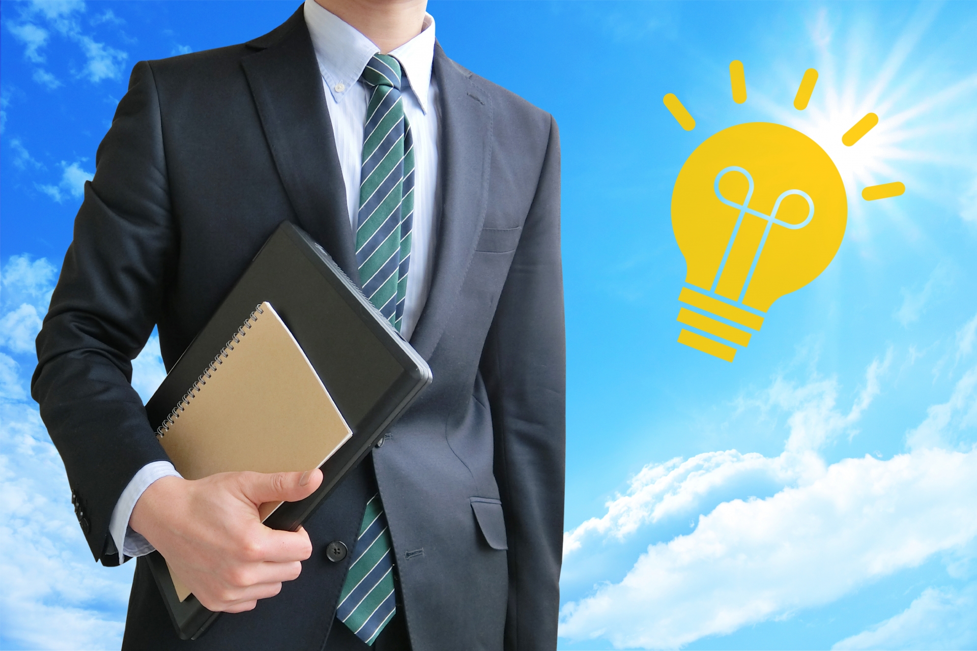 アイデアが閃いたビジネスマン男性-青空背景