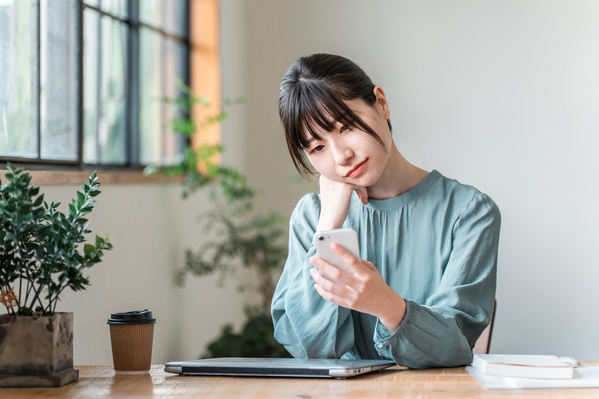 悩む女性
