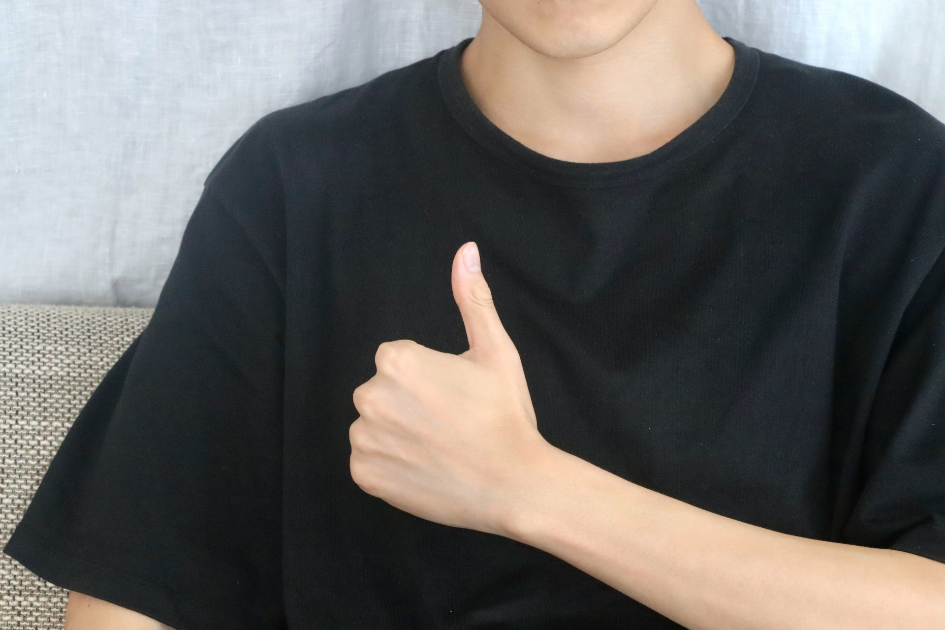 親指を立てている男性