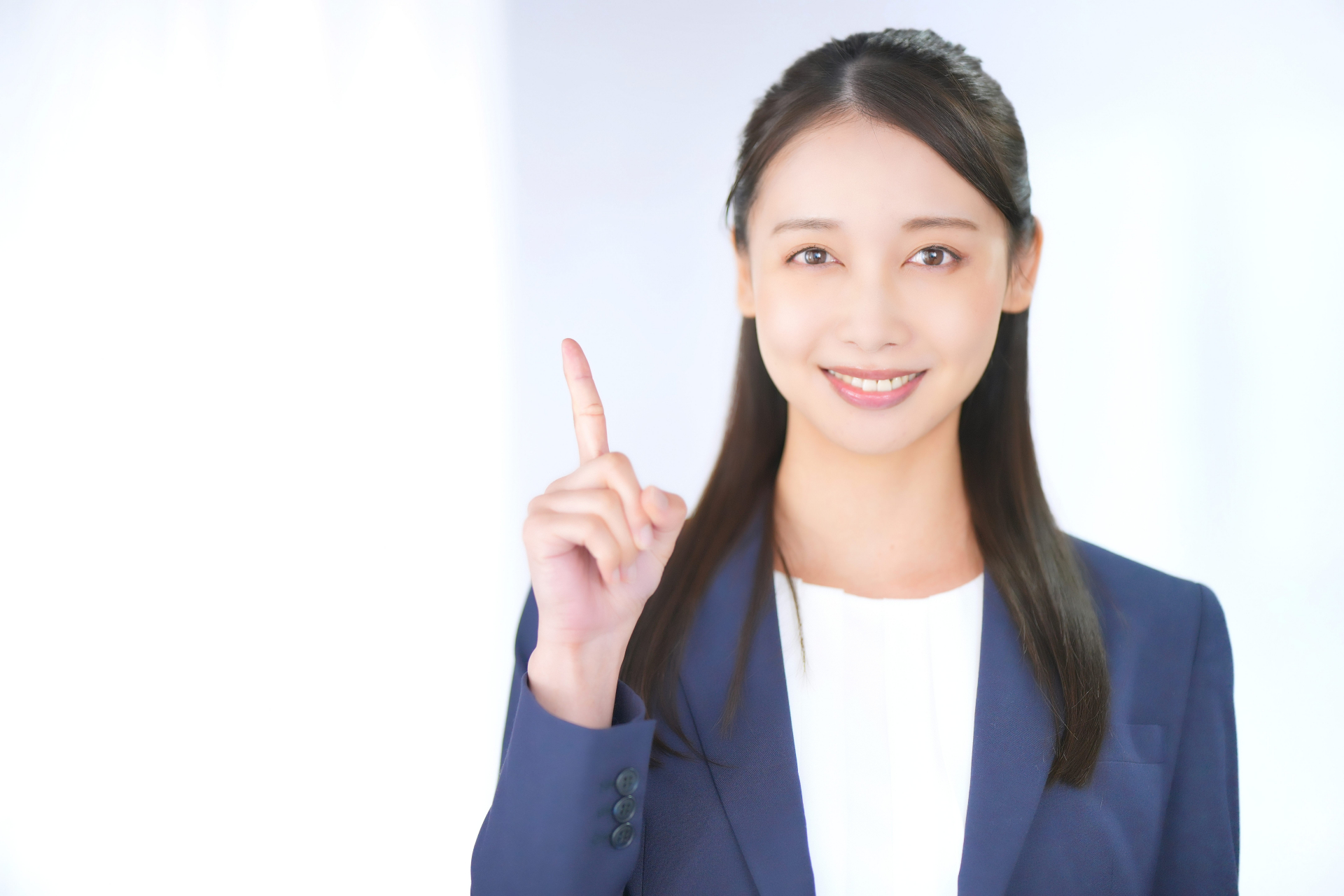 人差し指を立てている女性