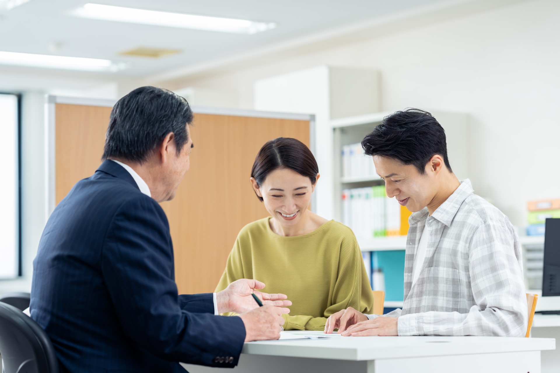 相談するミドルの夫婦