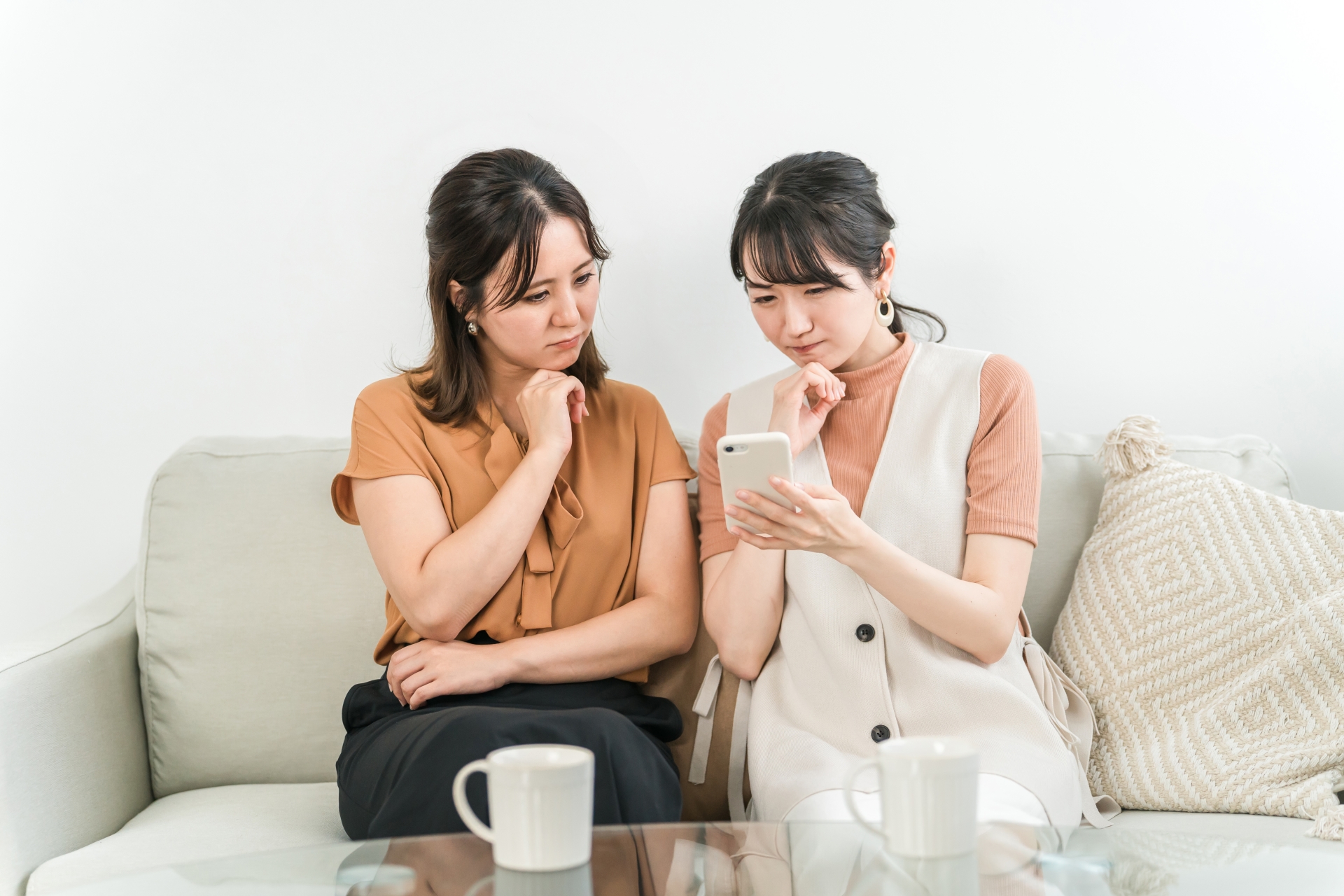 スマホを見て困る・悩む女性たち・トラブル