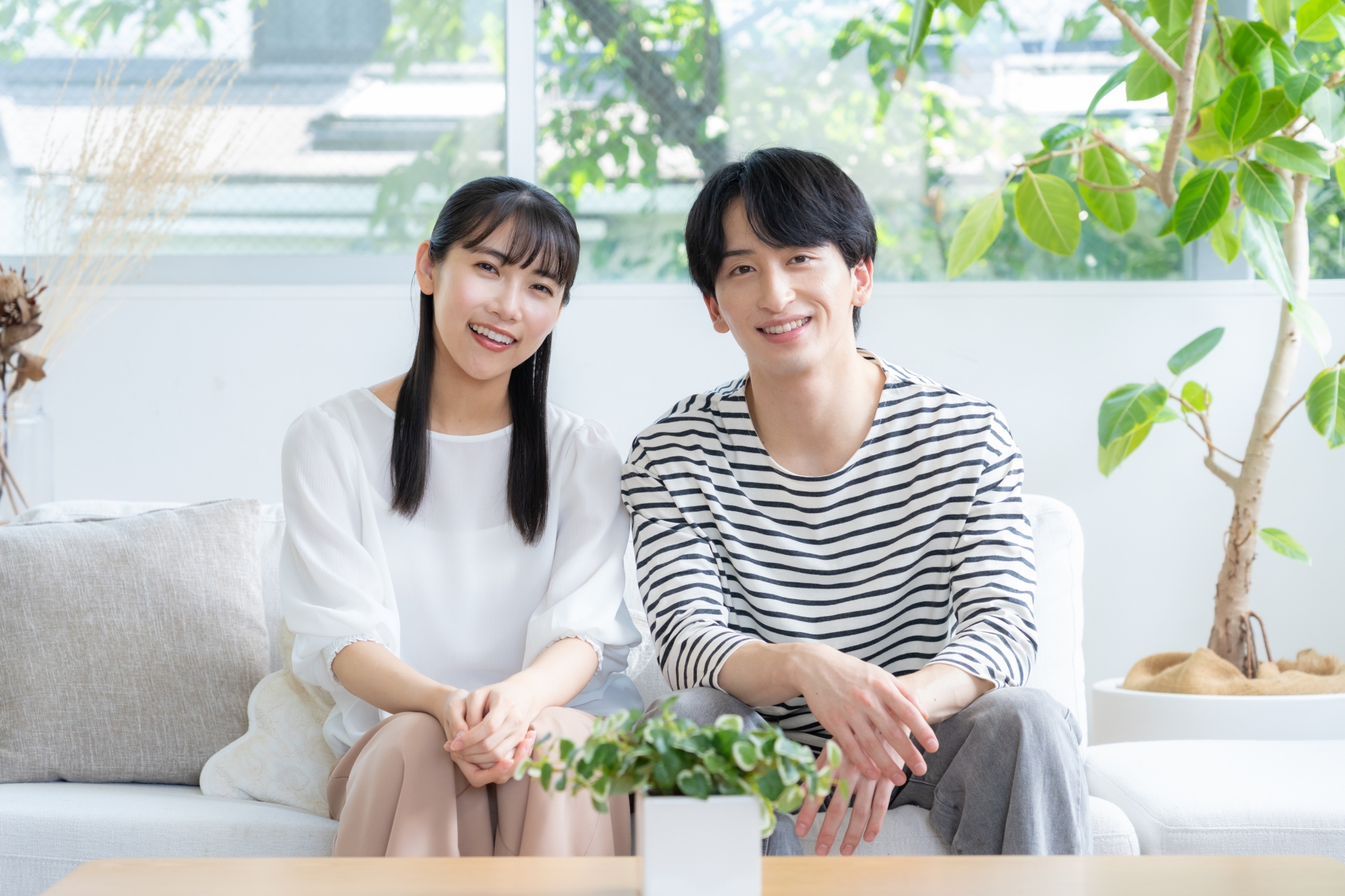 リビングでくつろぐ若いカップル