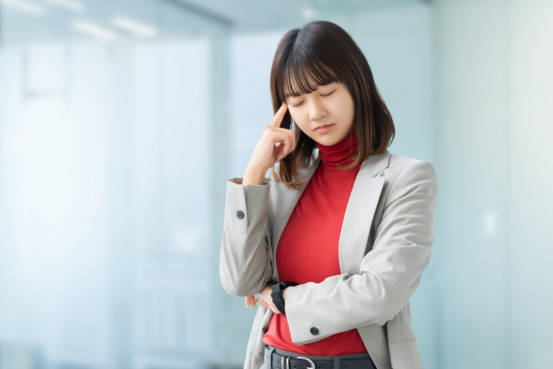 悩む女性