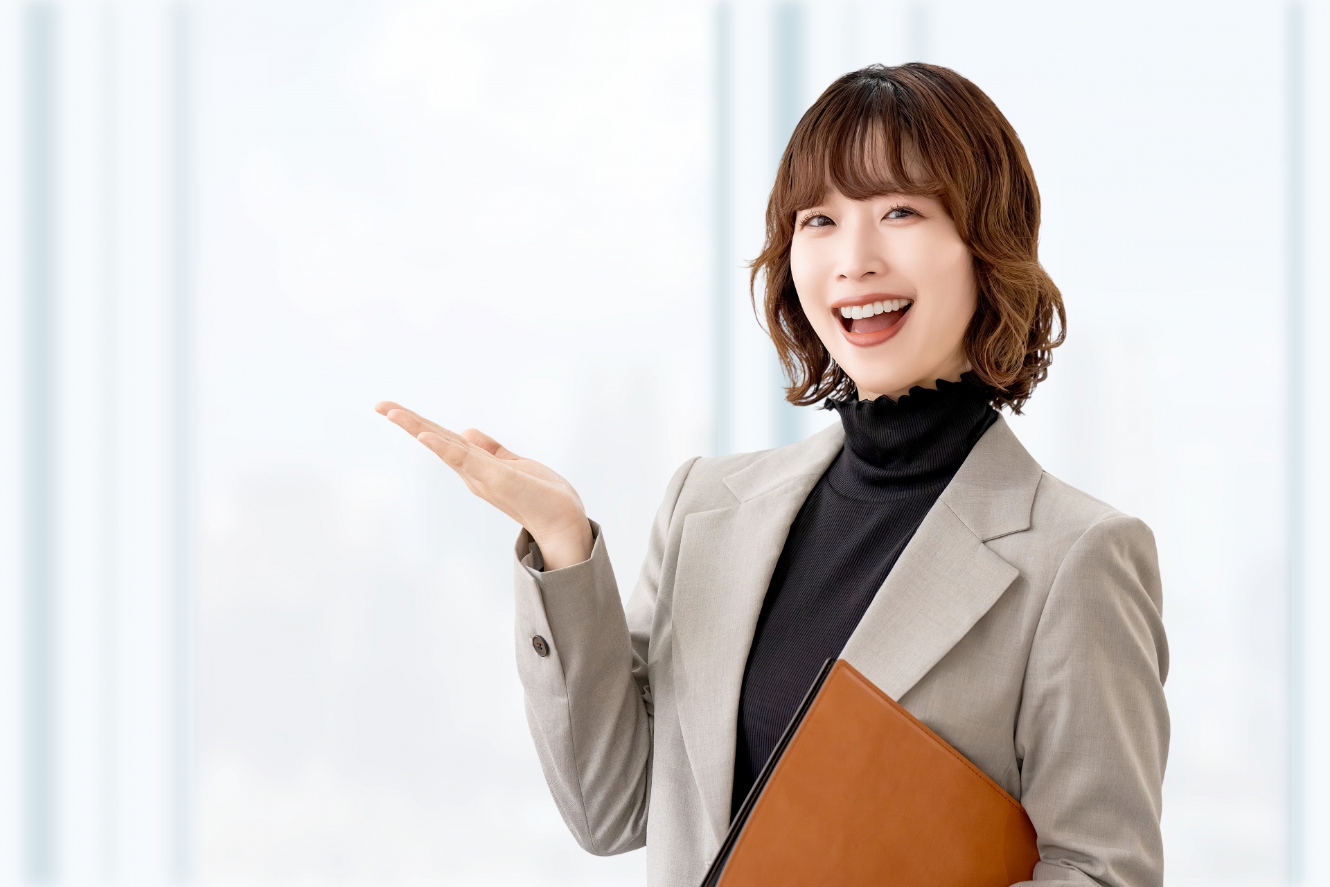 案内する女性