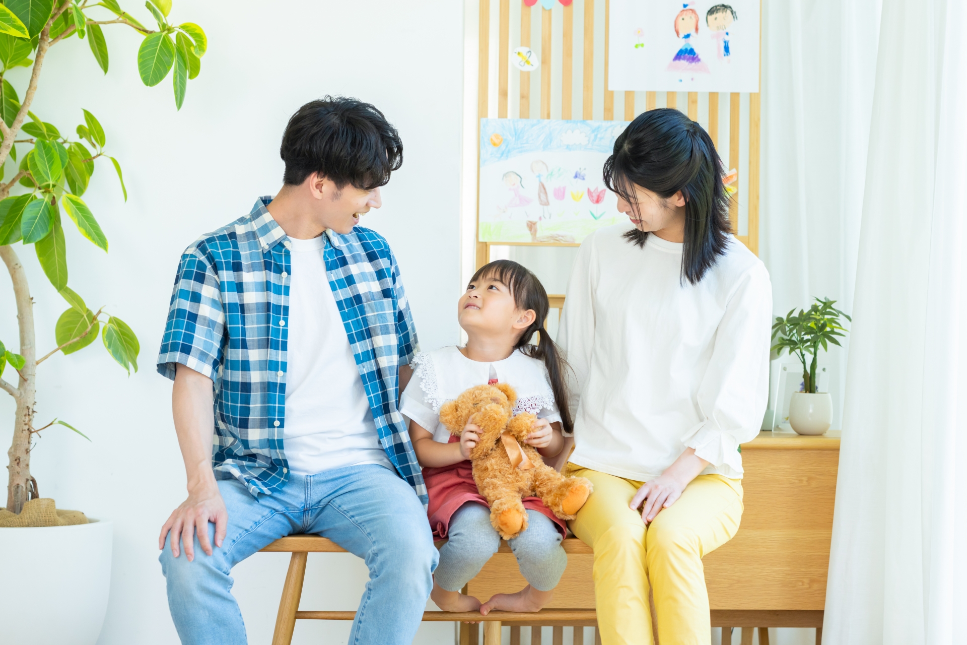 リビングでくつろぐ家族