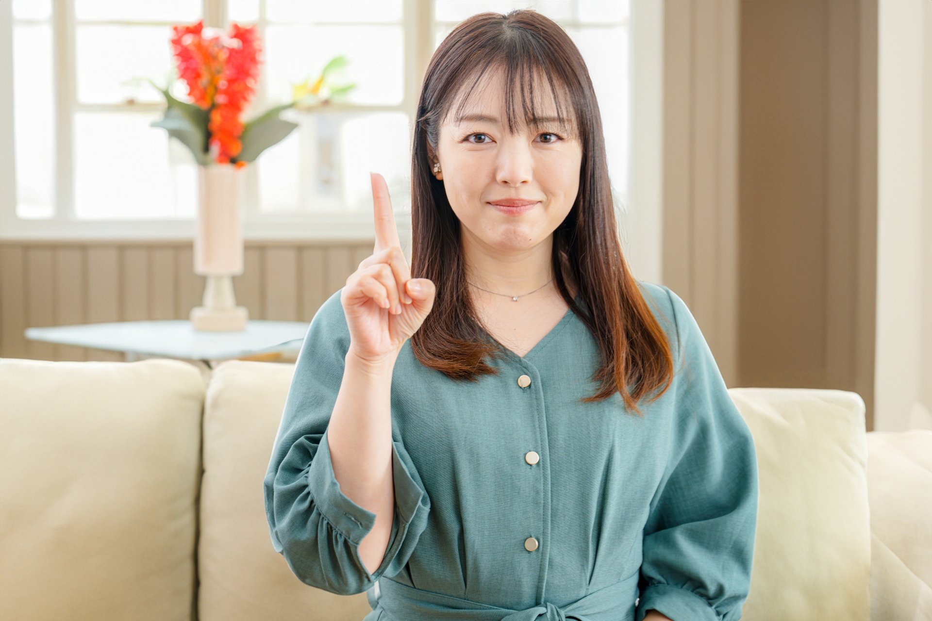 人差し指を立てている女性