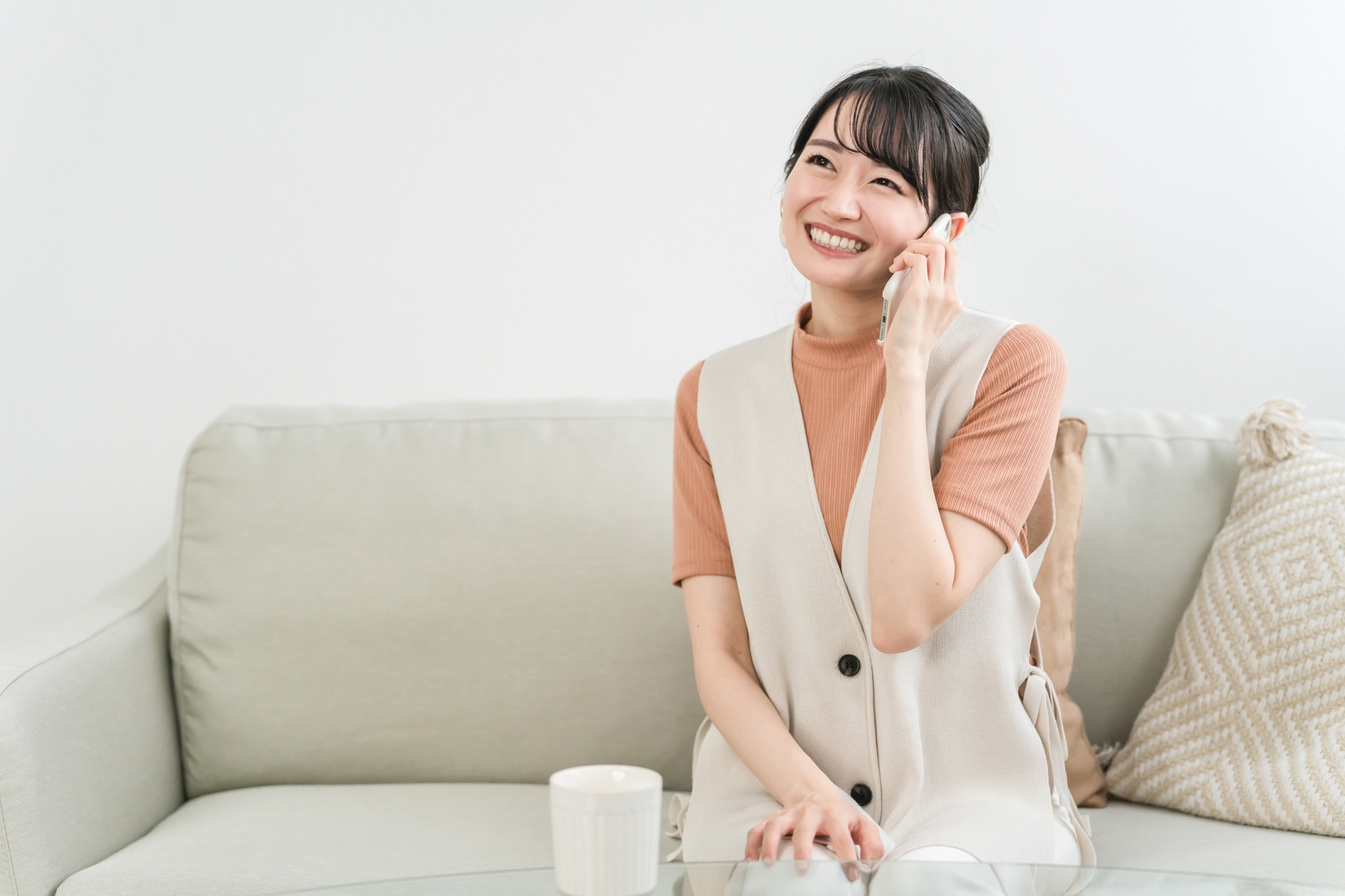 電話をする女性