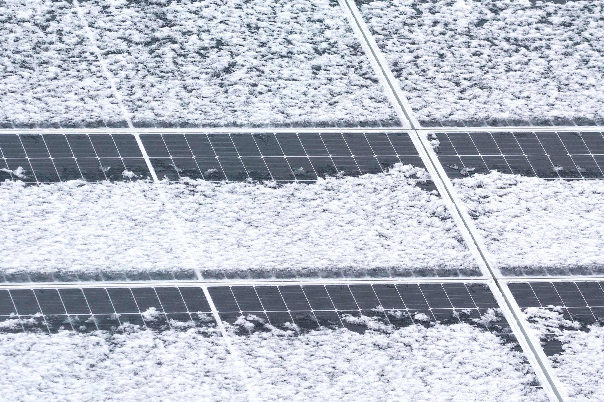 太陽光パネルと雪