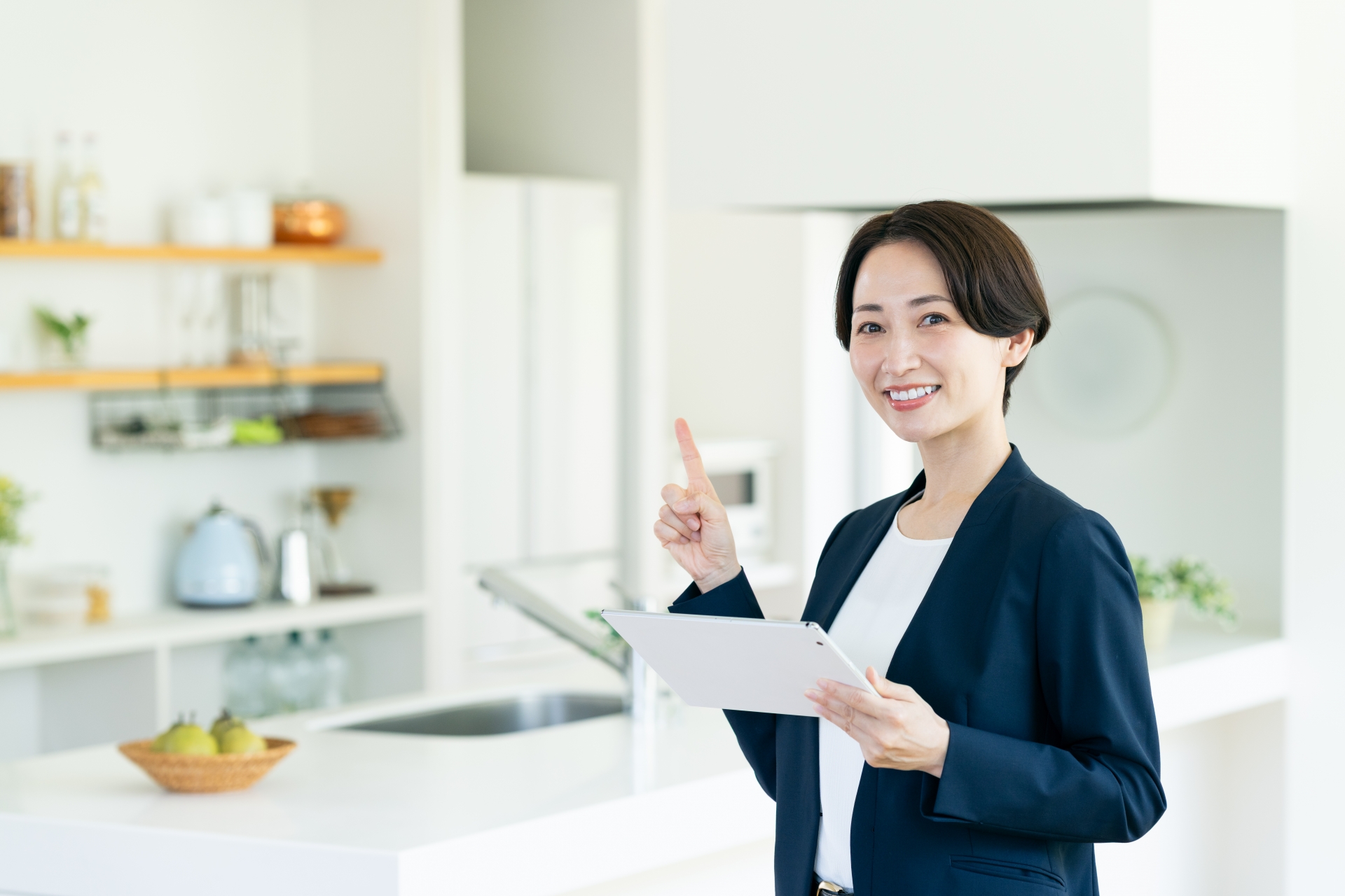 人差し指を立てている女性