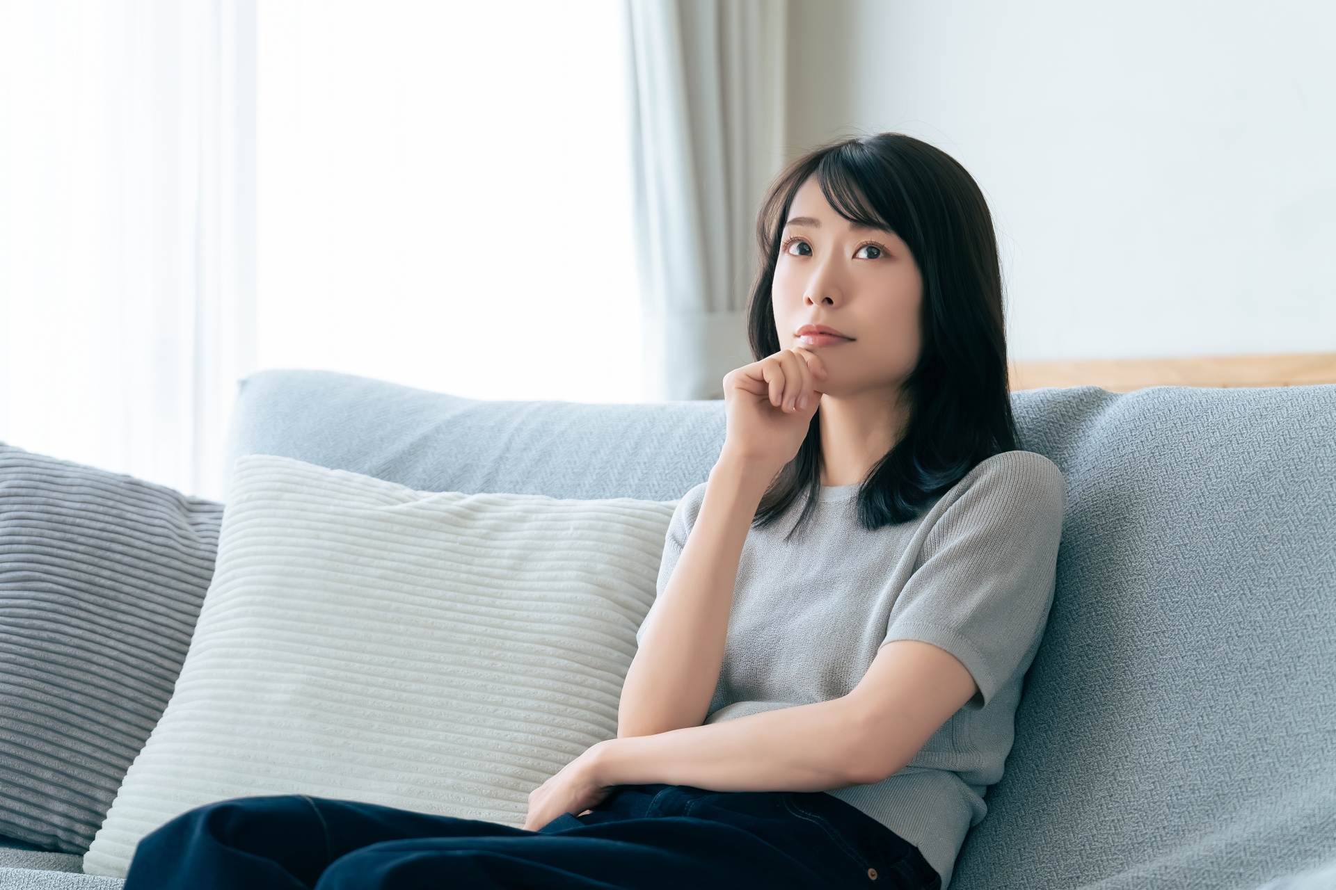 考える女性