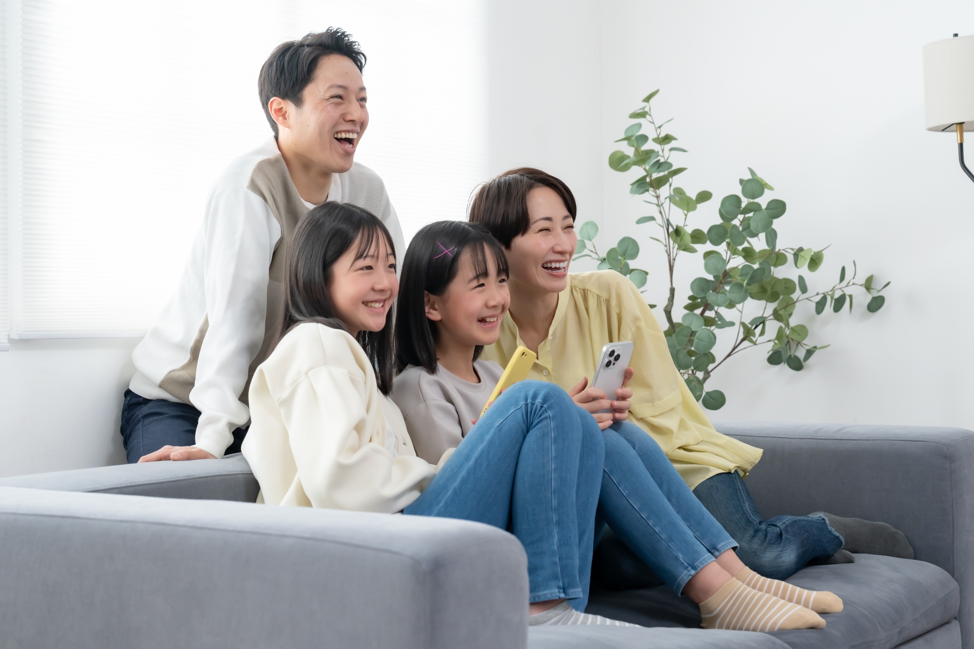 携帯を持つ親子