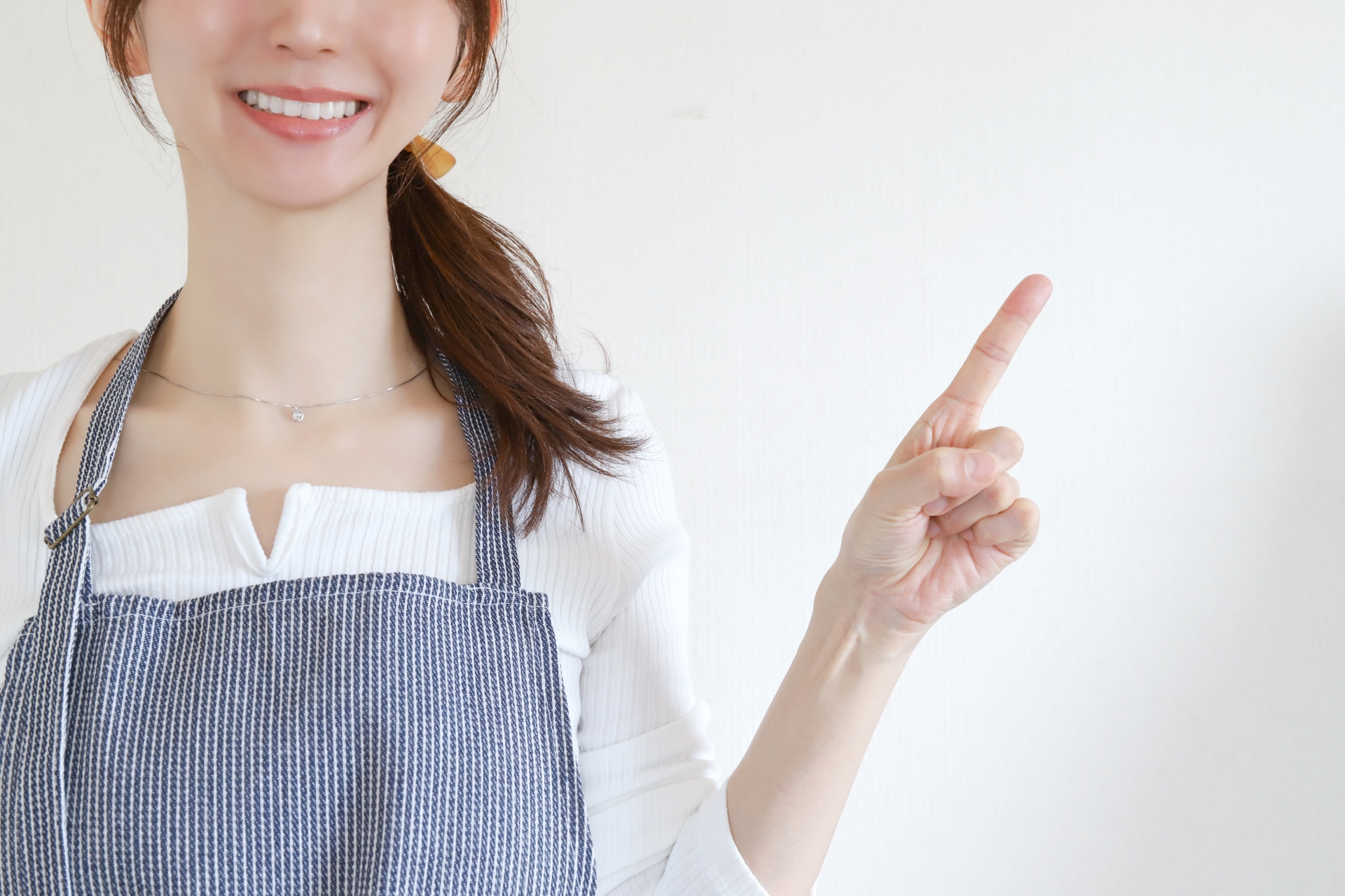 人差し指を立てている女性