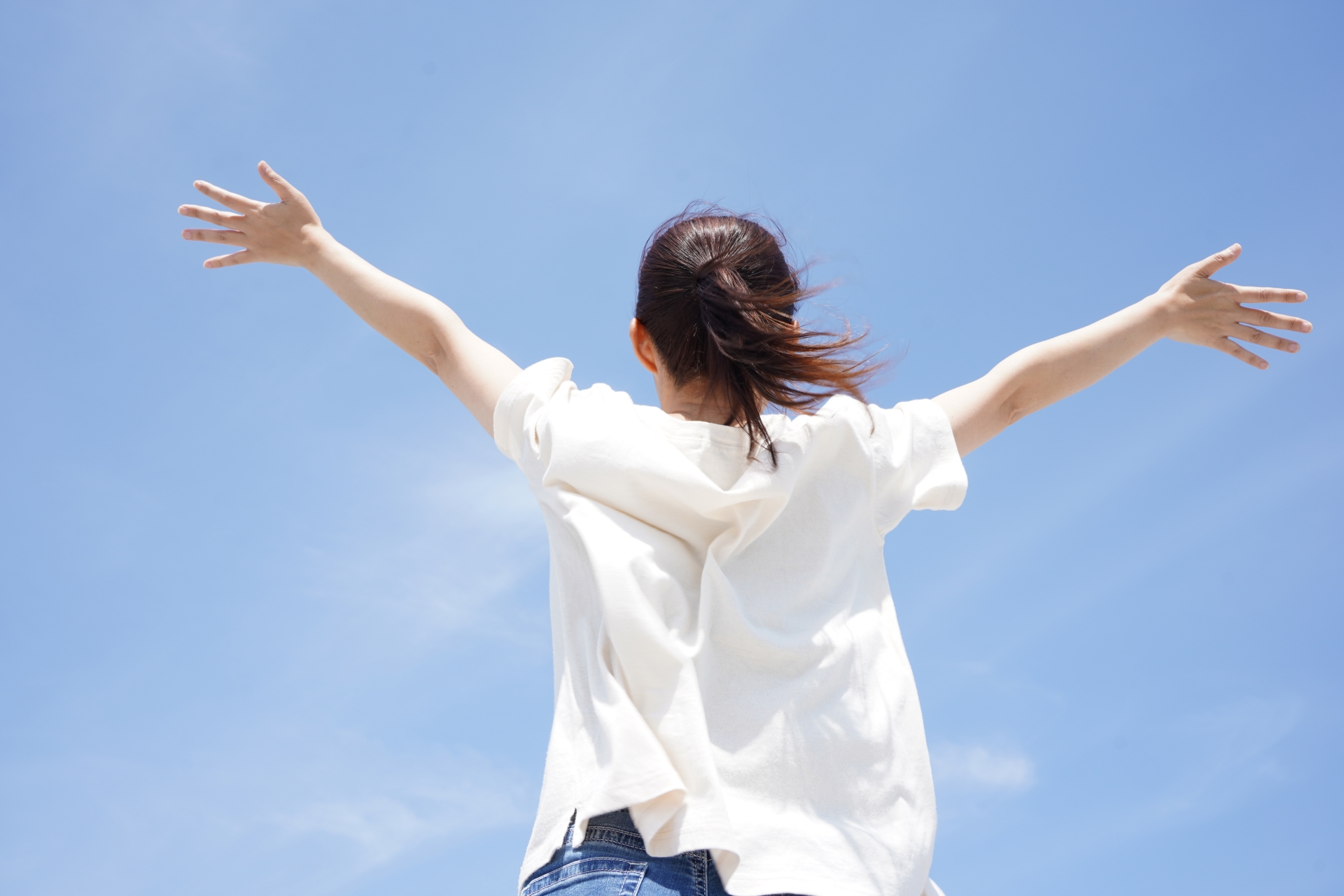 自然を満喫する女性