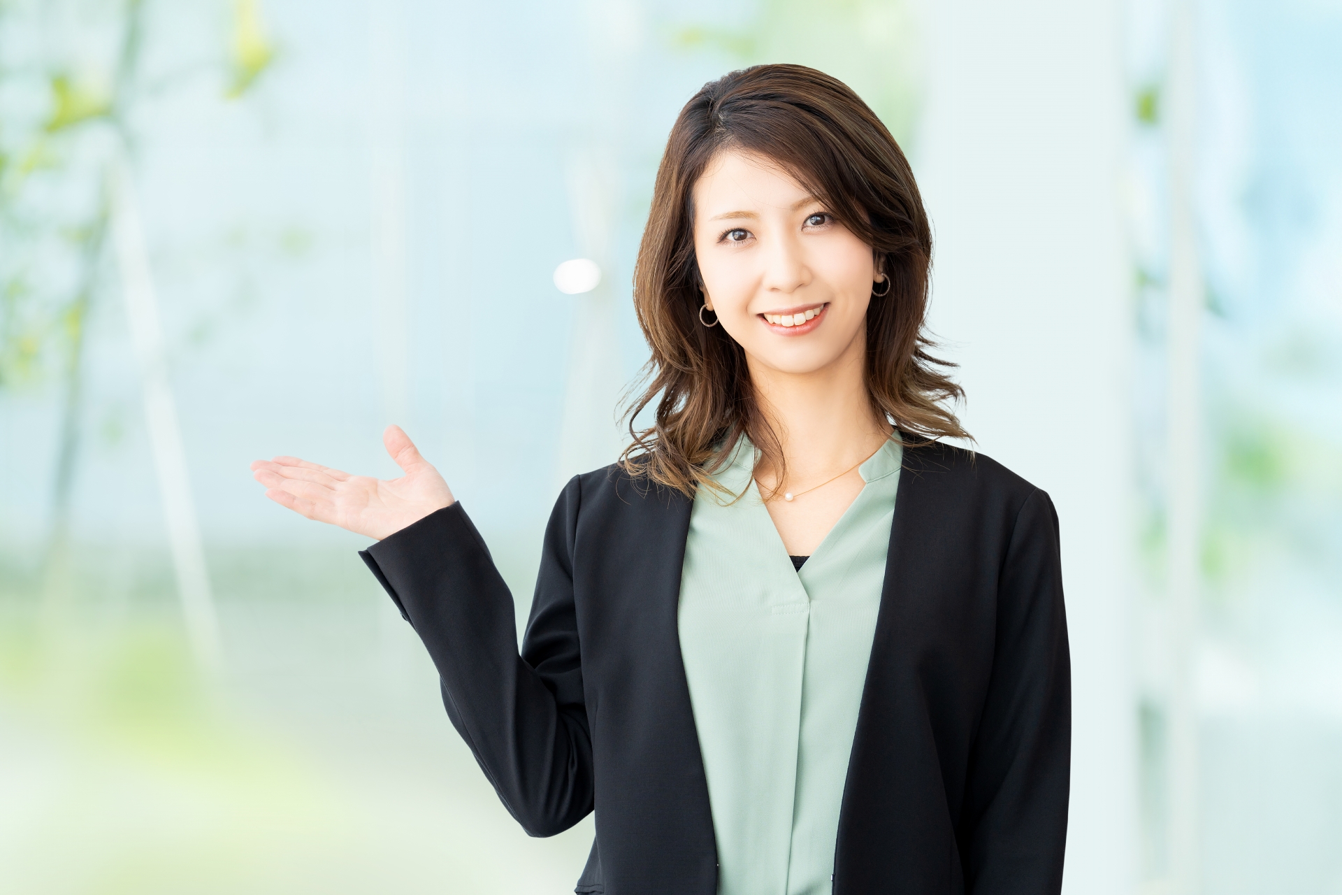 案内する女性