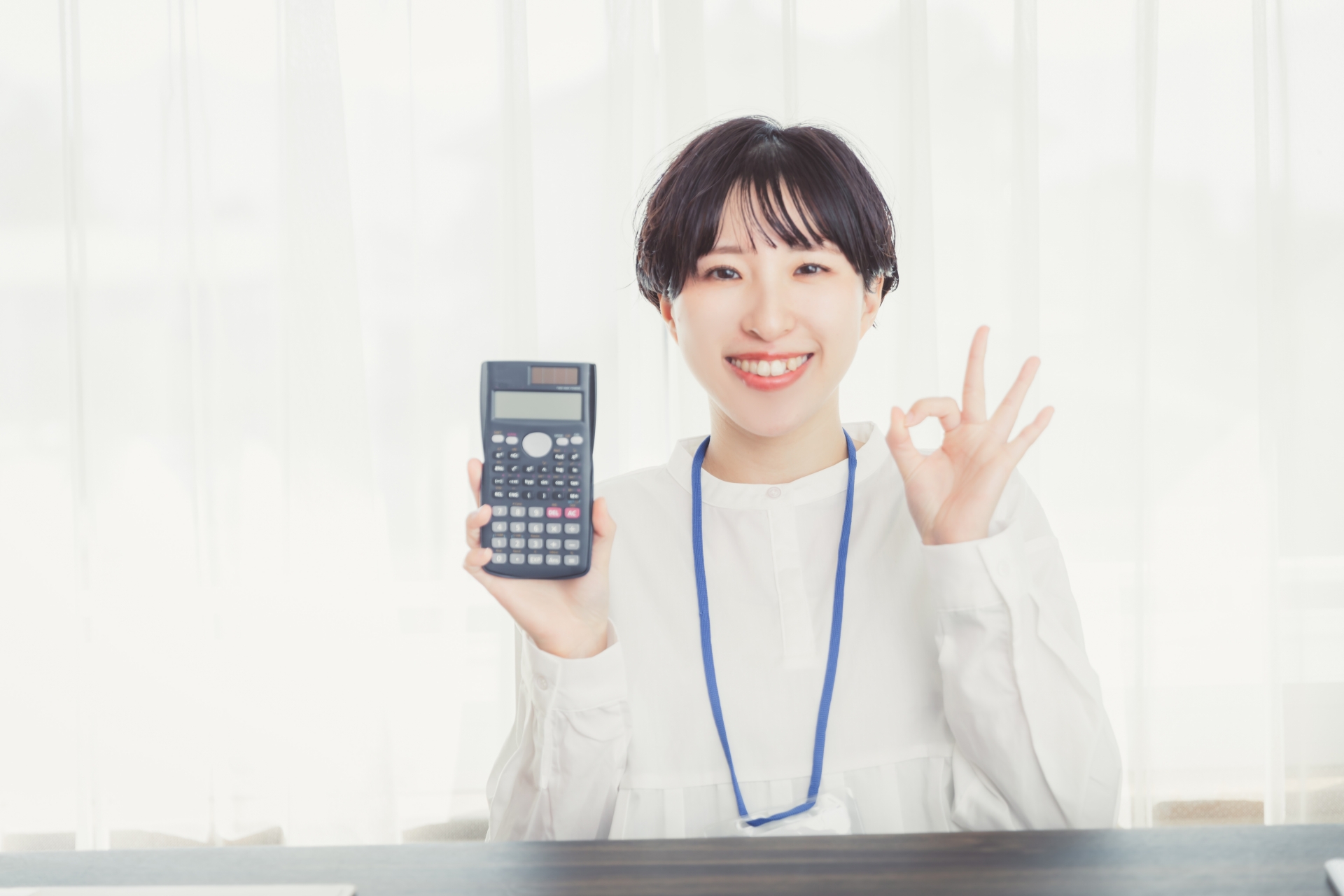 OKサインをする女性