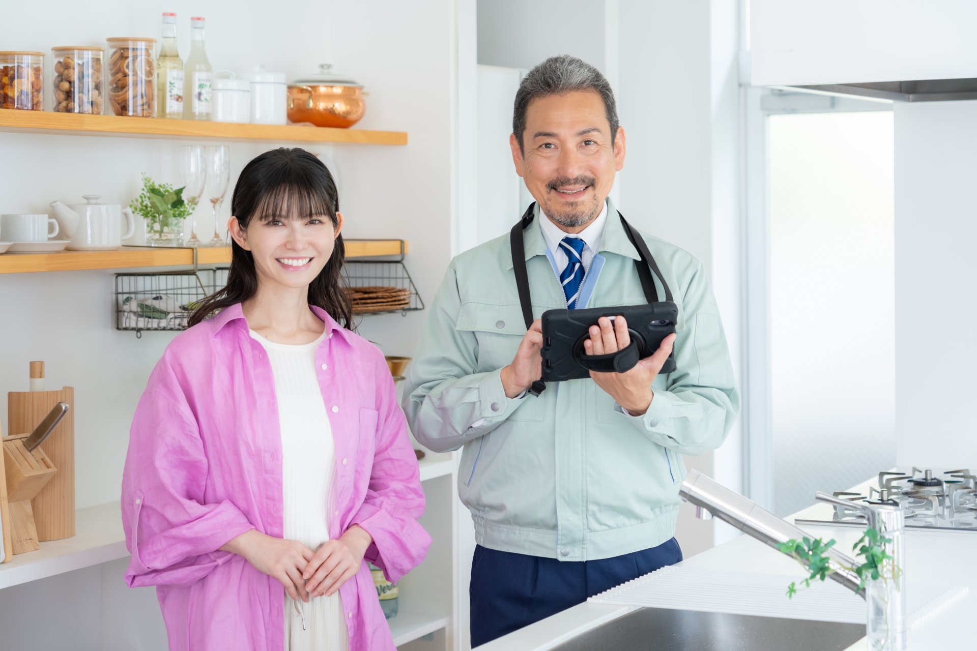 キッチンのメンテナンスをする不動産業者