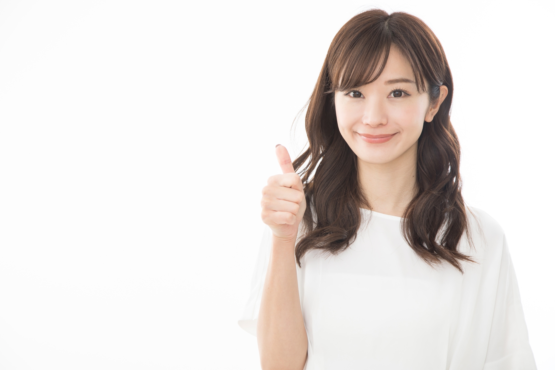 グッドサインを出す女性