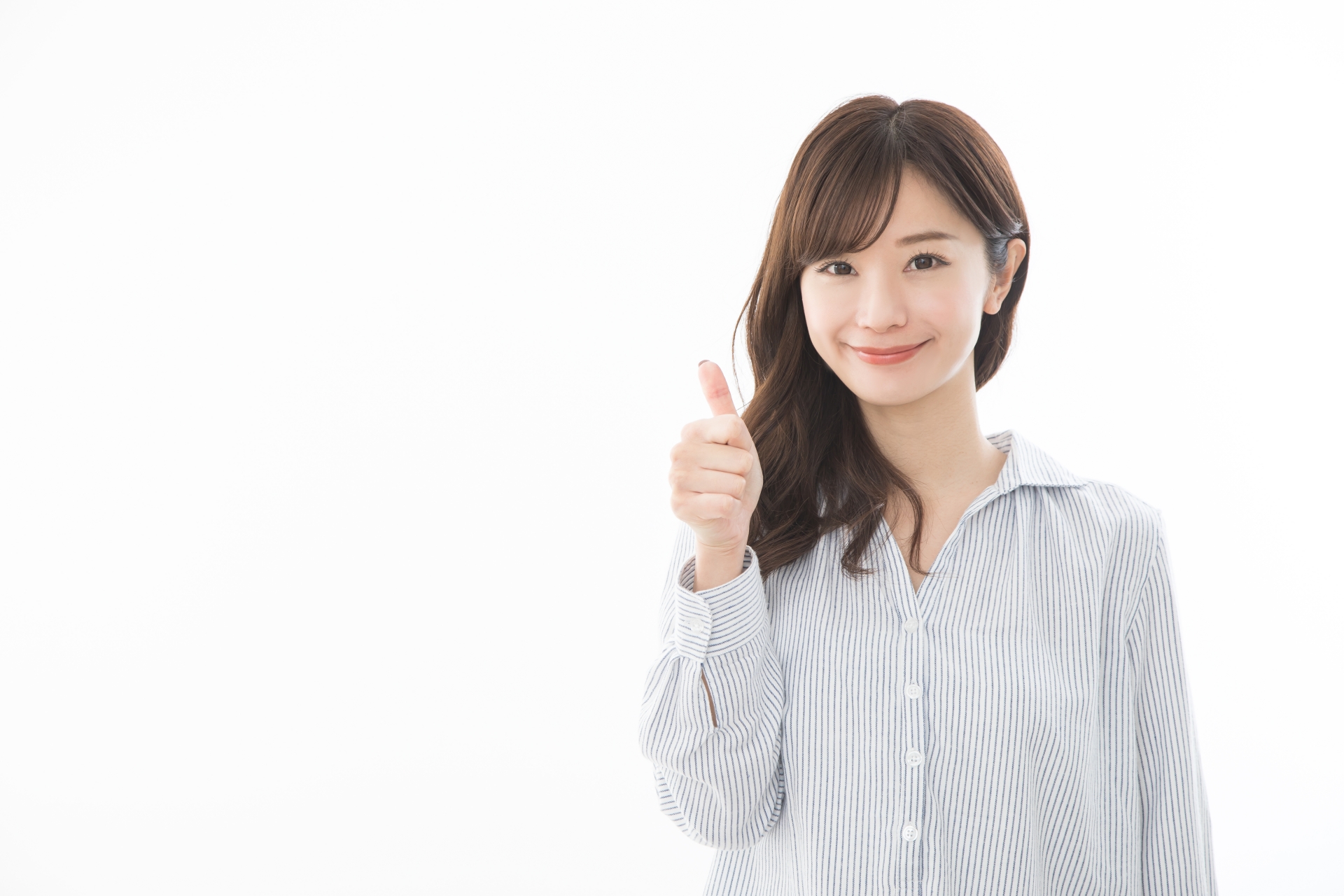 グッドサインを出す女性