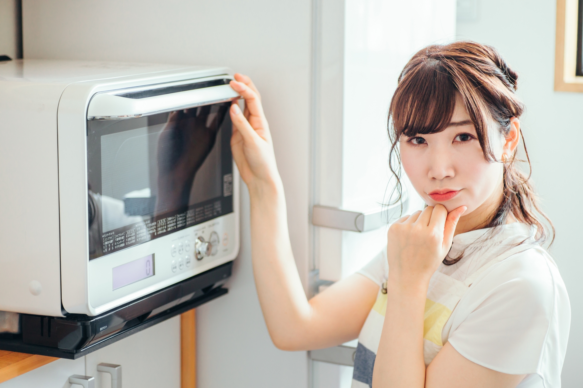 電子レンジを使う女性（困る）
