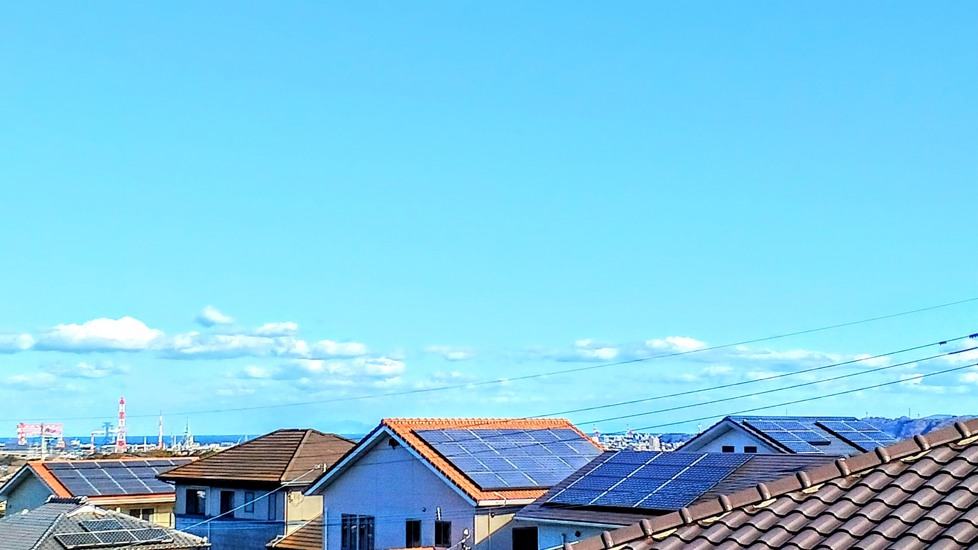 青空と太陽光パネル