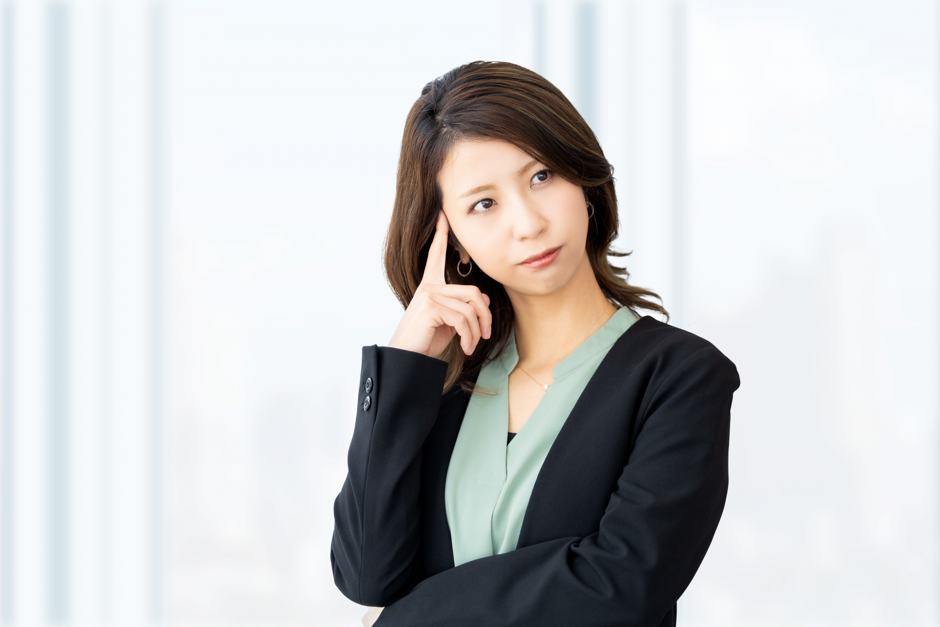 考える女性