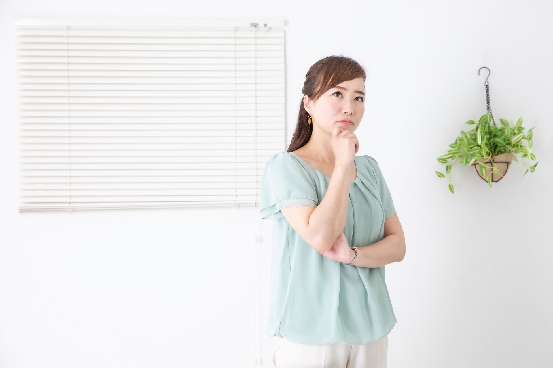 考える女性