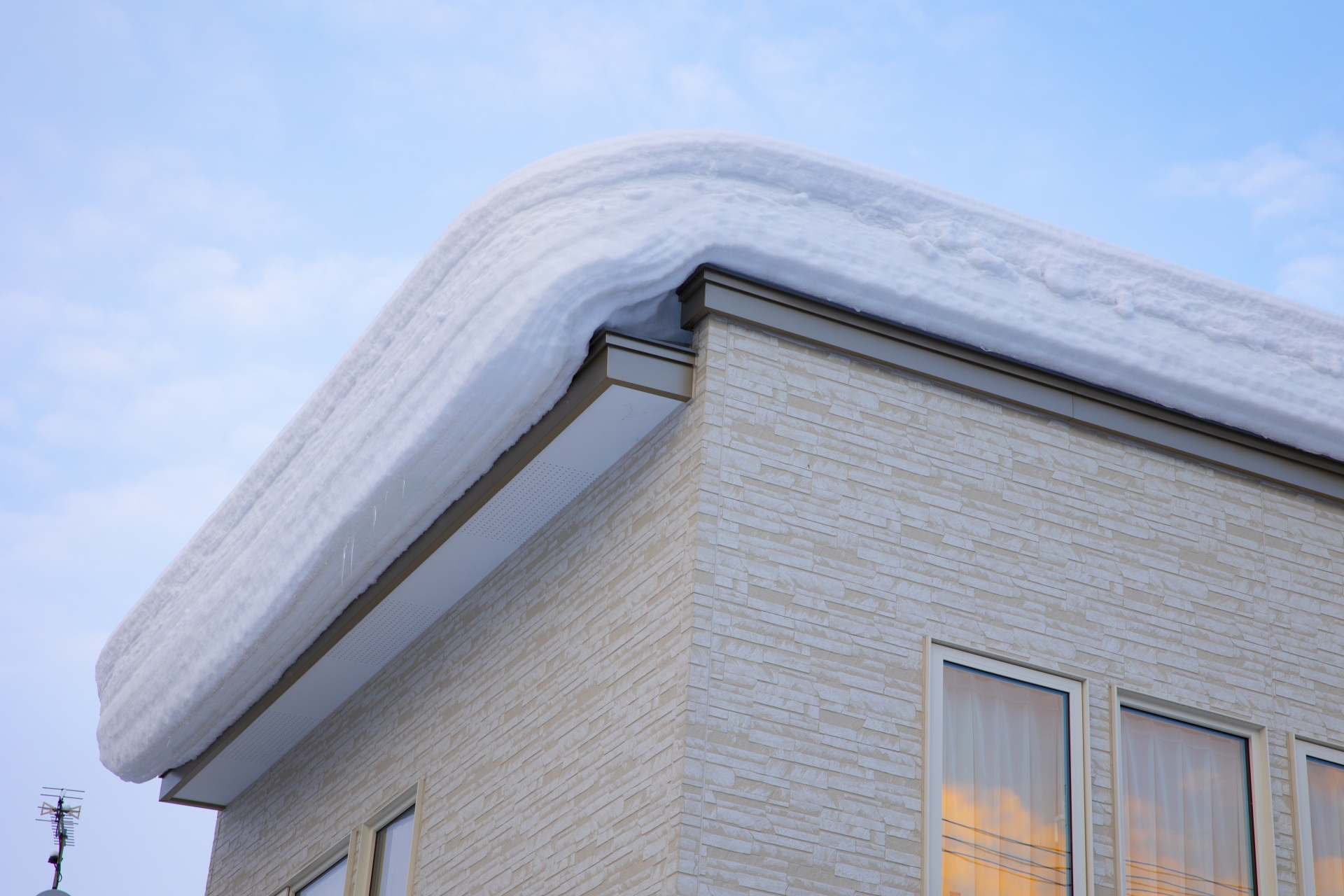 雪が積もった家