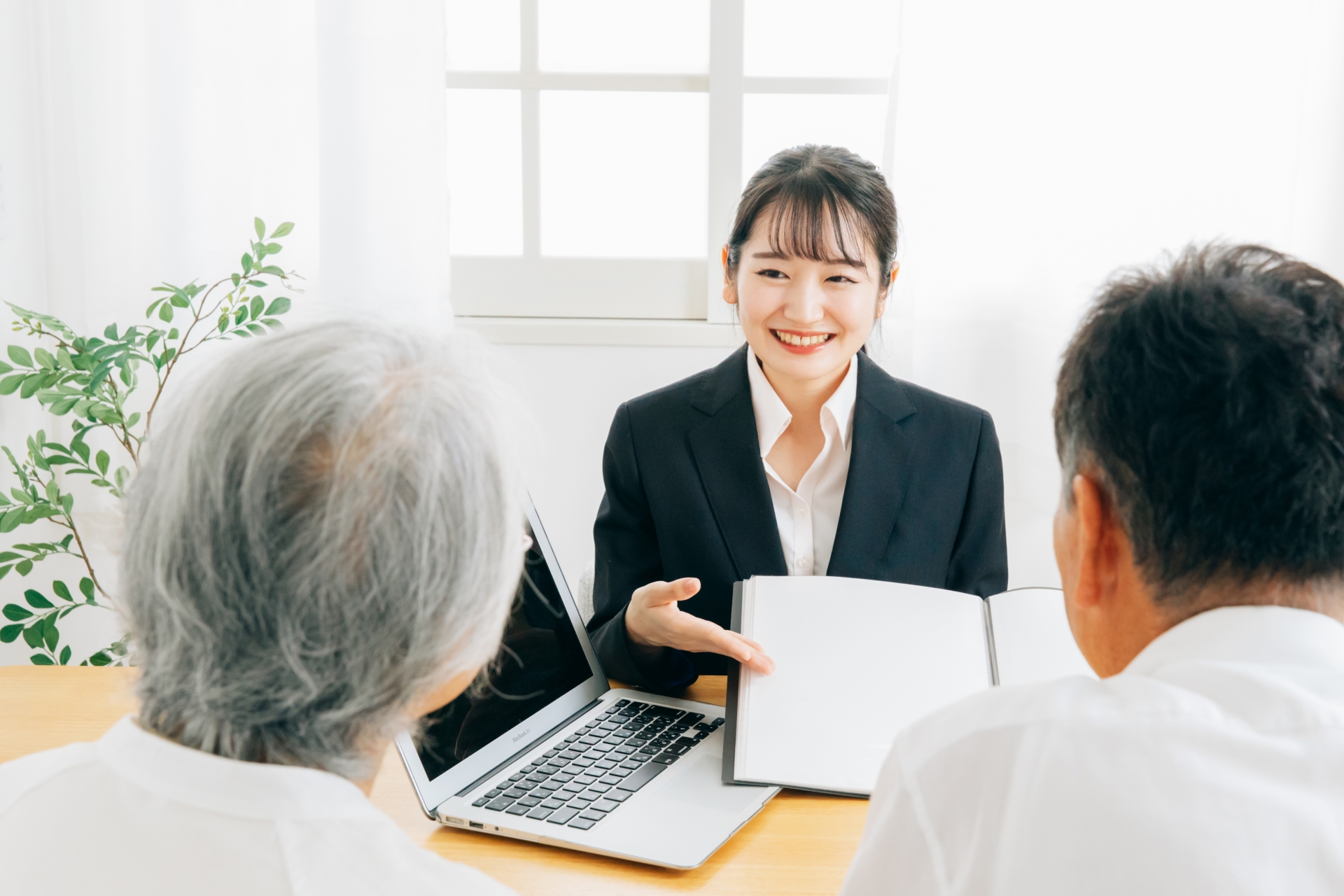 案内する女性