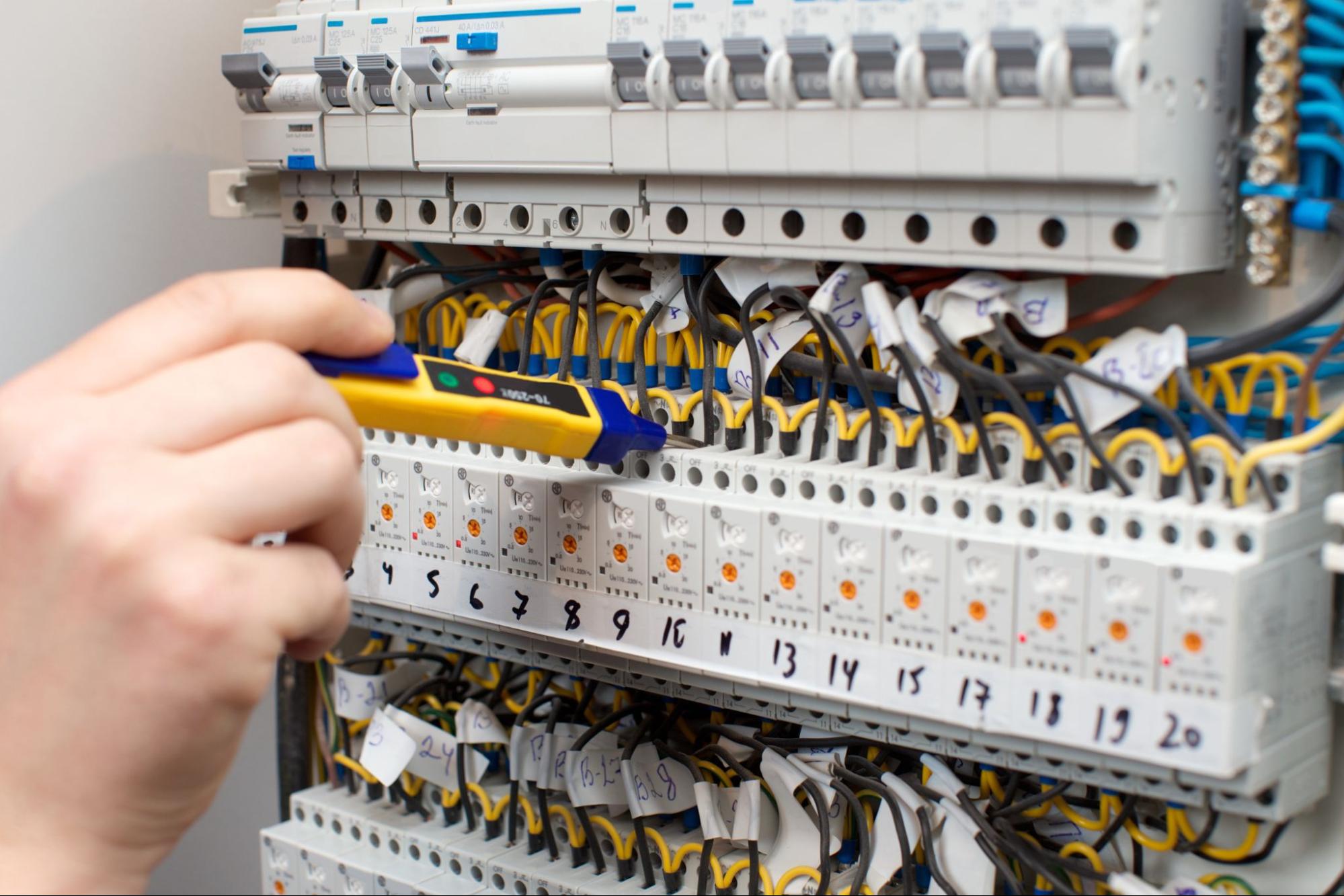 電気設備の調整をする手元