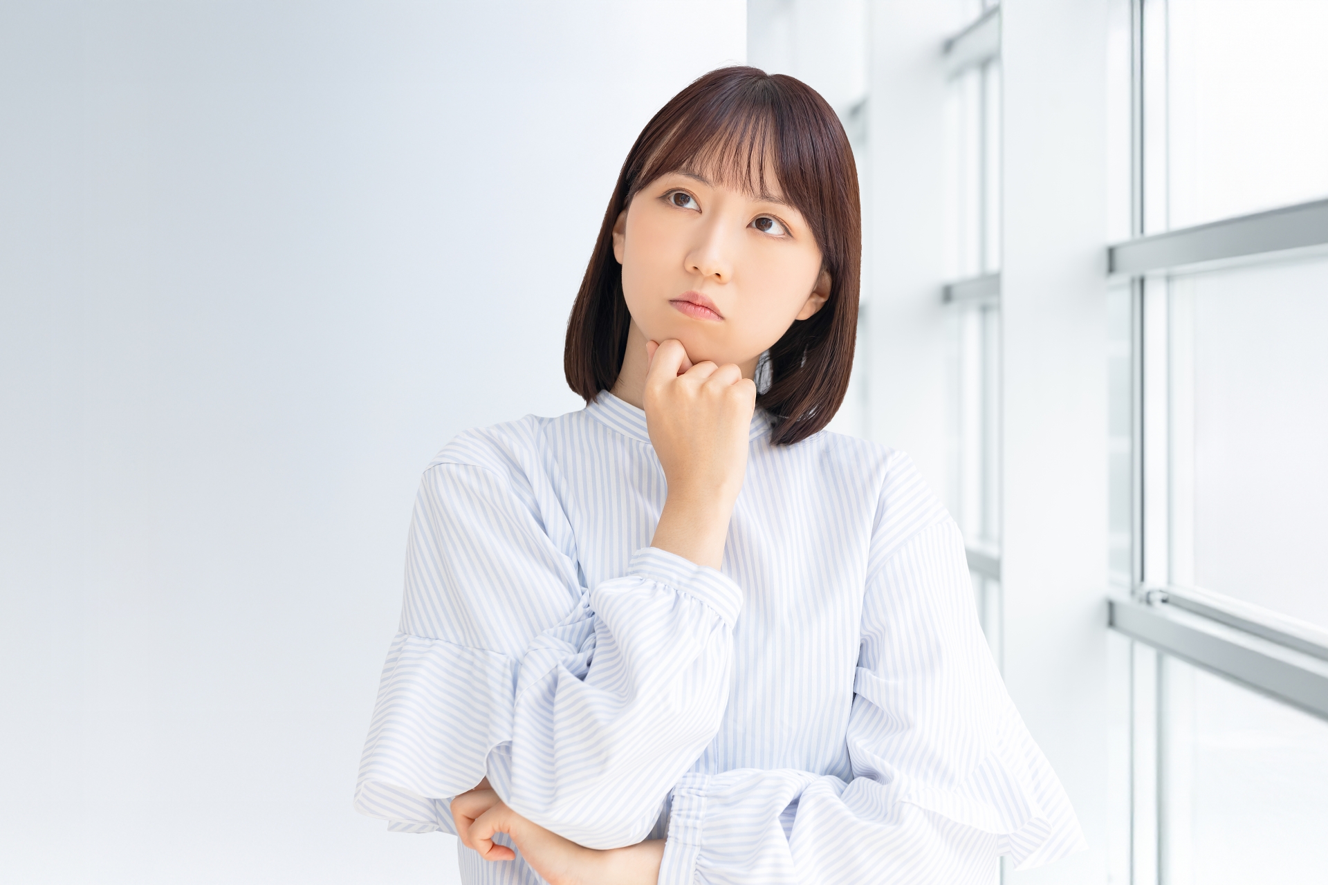 考える女性