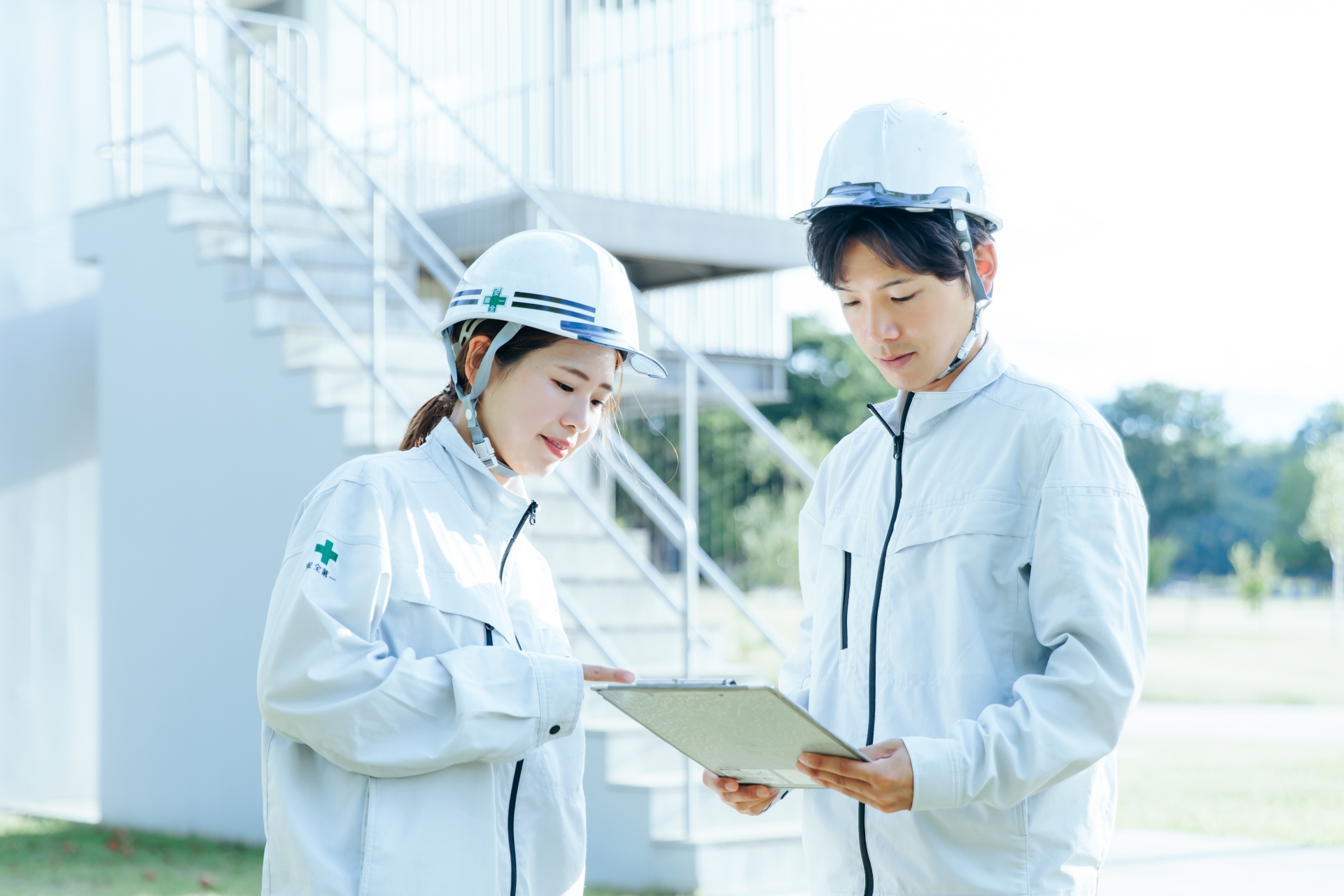作業着で仕事する男女