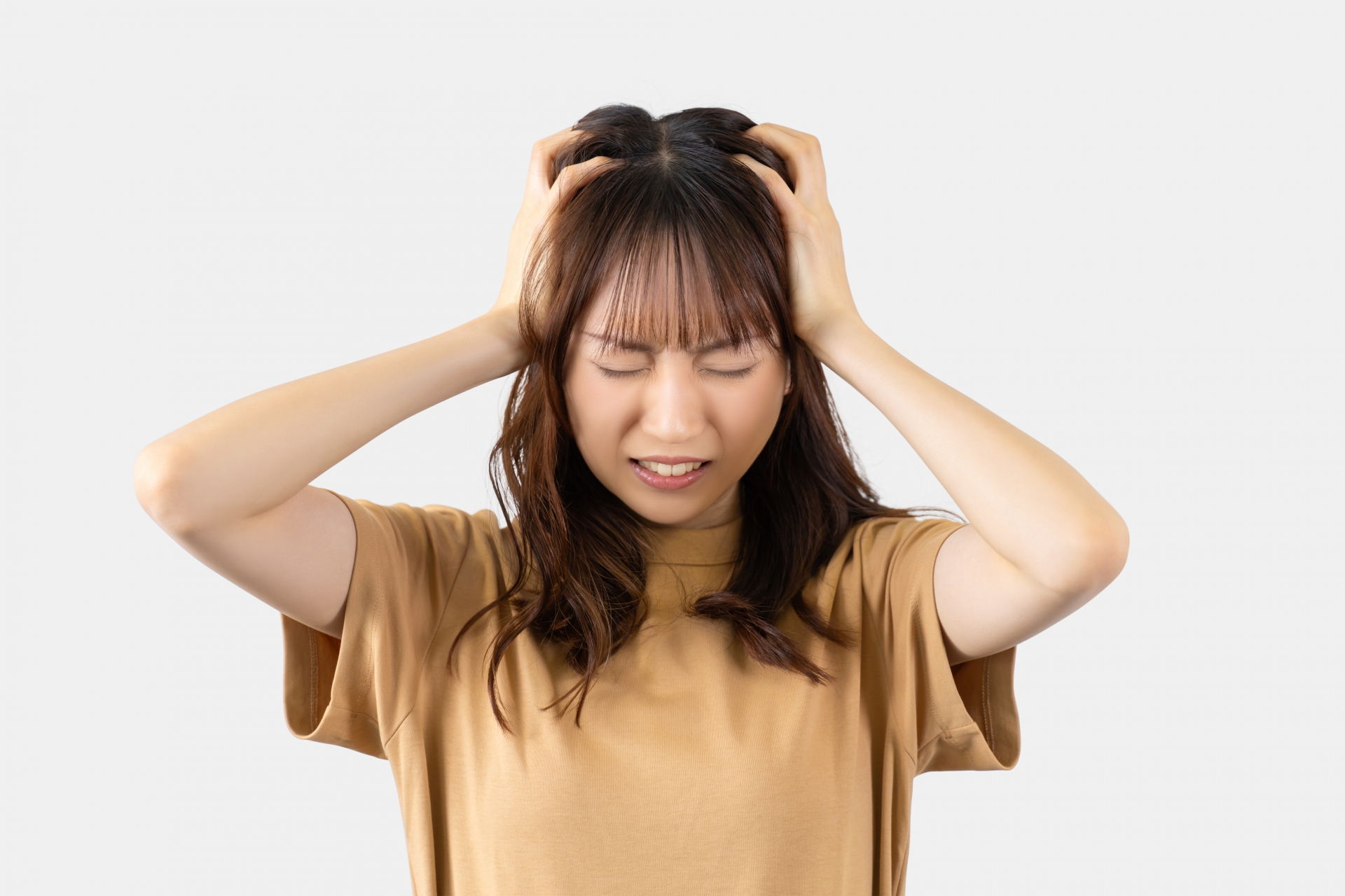 頭を抱える女性