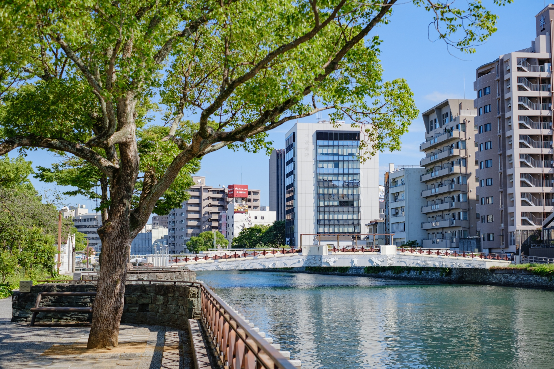 水辺と緑がある都市風景