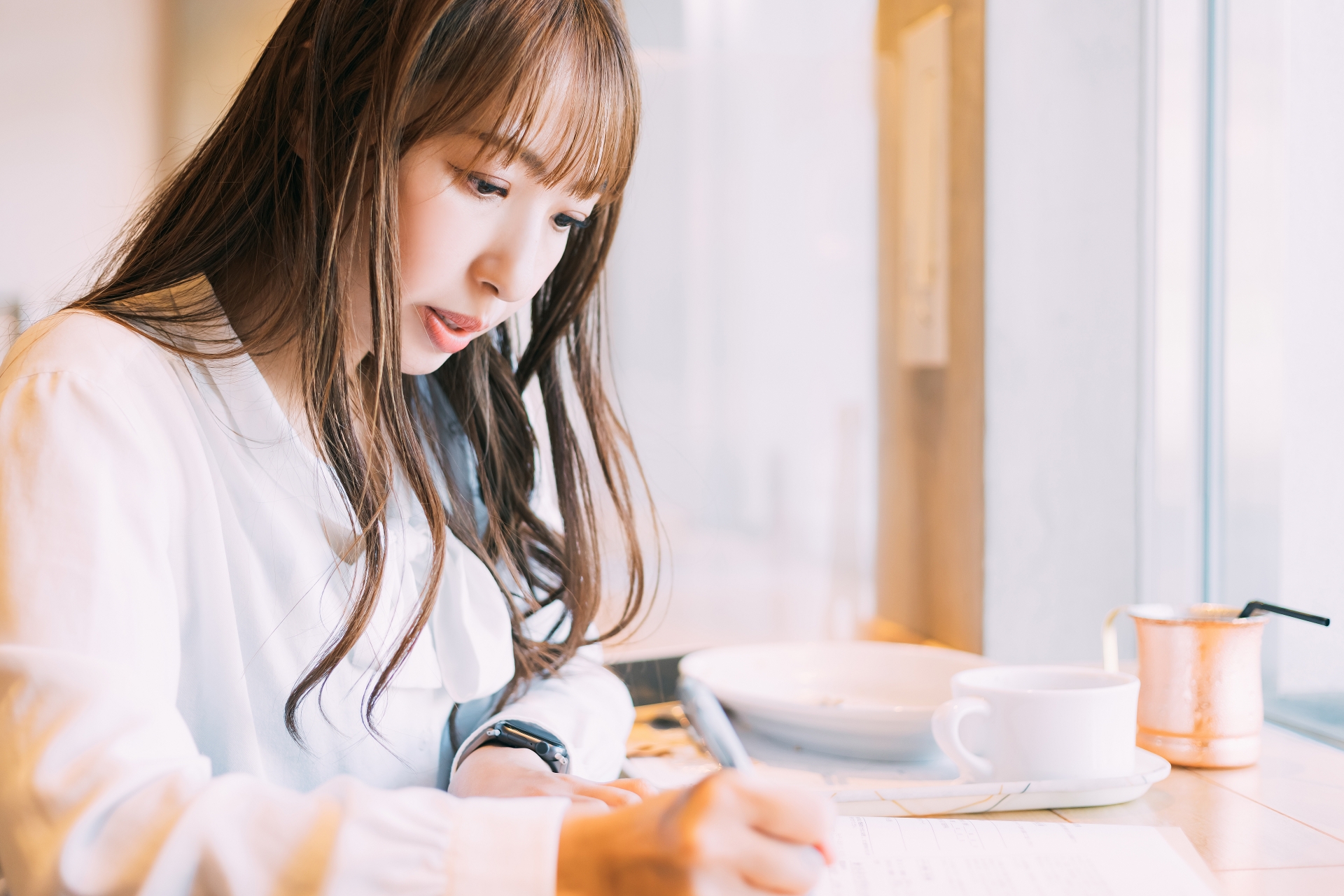申請書類を書く女性