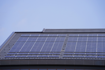 太陽光パネルが日陰の場合は発電量への影響はどのくらい？対策やメリット、発電効率を上げるポイントも解説
