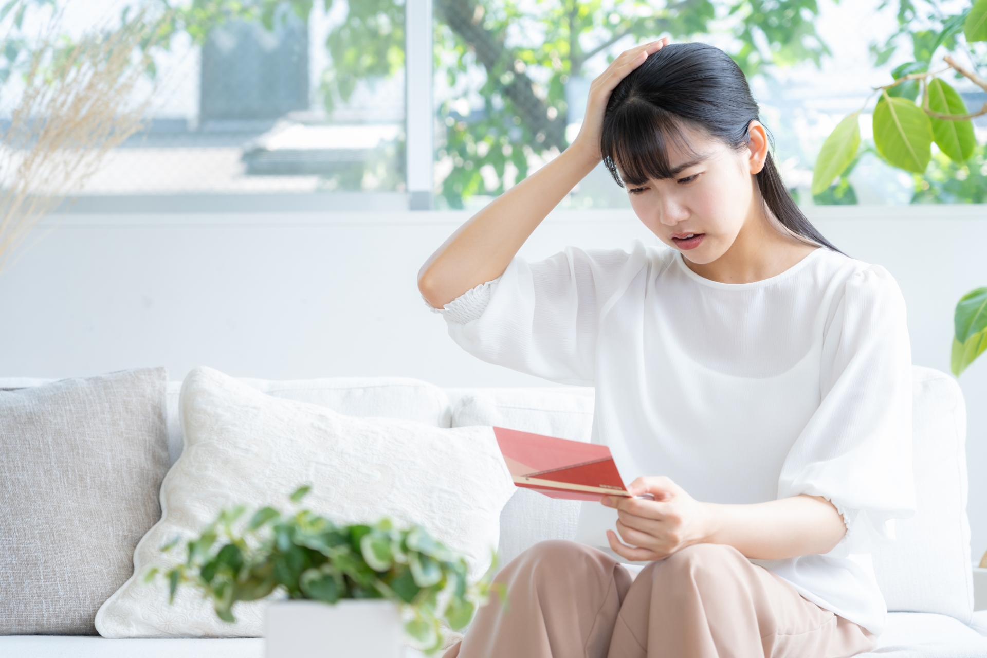 高額な請求に困惑する女性