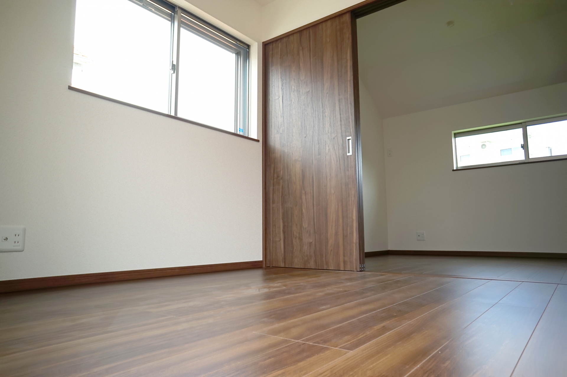木目調の床が広がる室内